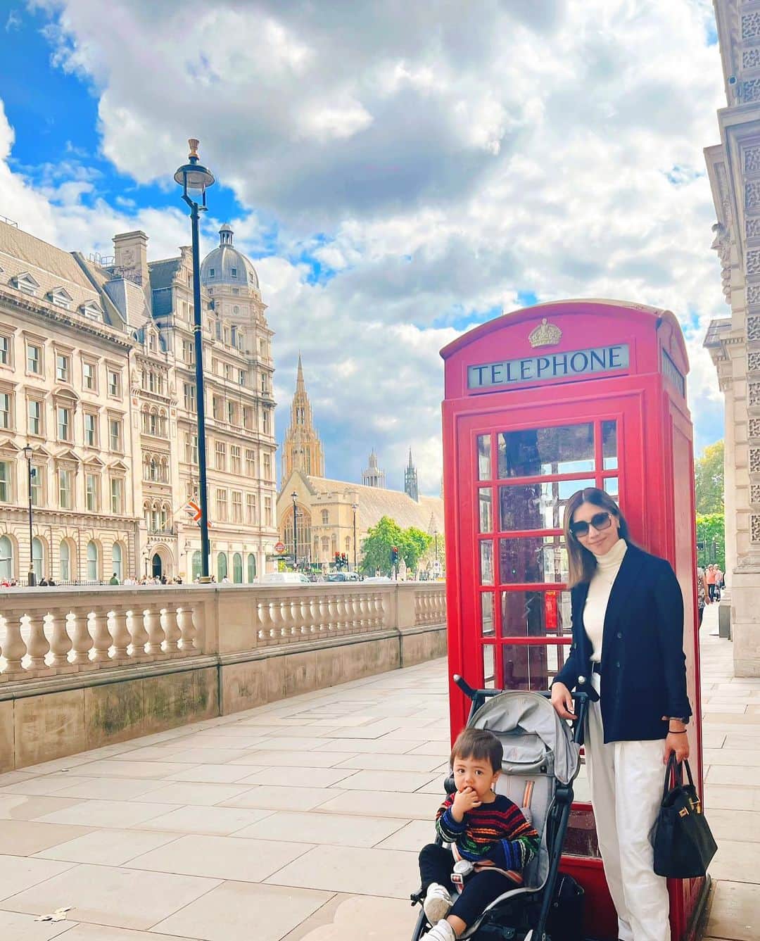 黒ユイのインスタグラム：「ロンドンって赤い電話ボックスが 有名みたい☎️で記念に📷 日本帰ってきたけど絶賛時差ボケ中✈️ 今日は大量の洗濯物と向き合う 洗濯おばさんになります🧺 #london #london🇬🇧 #ロンドン　#ロンドン旅行」