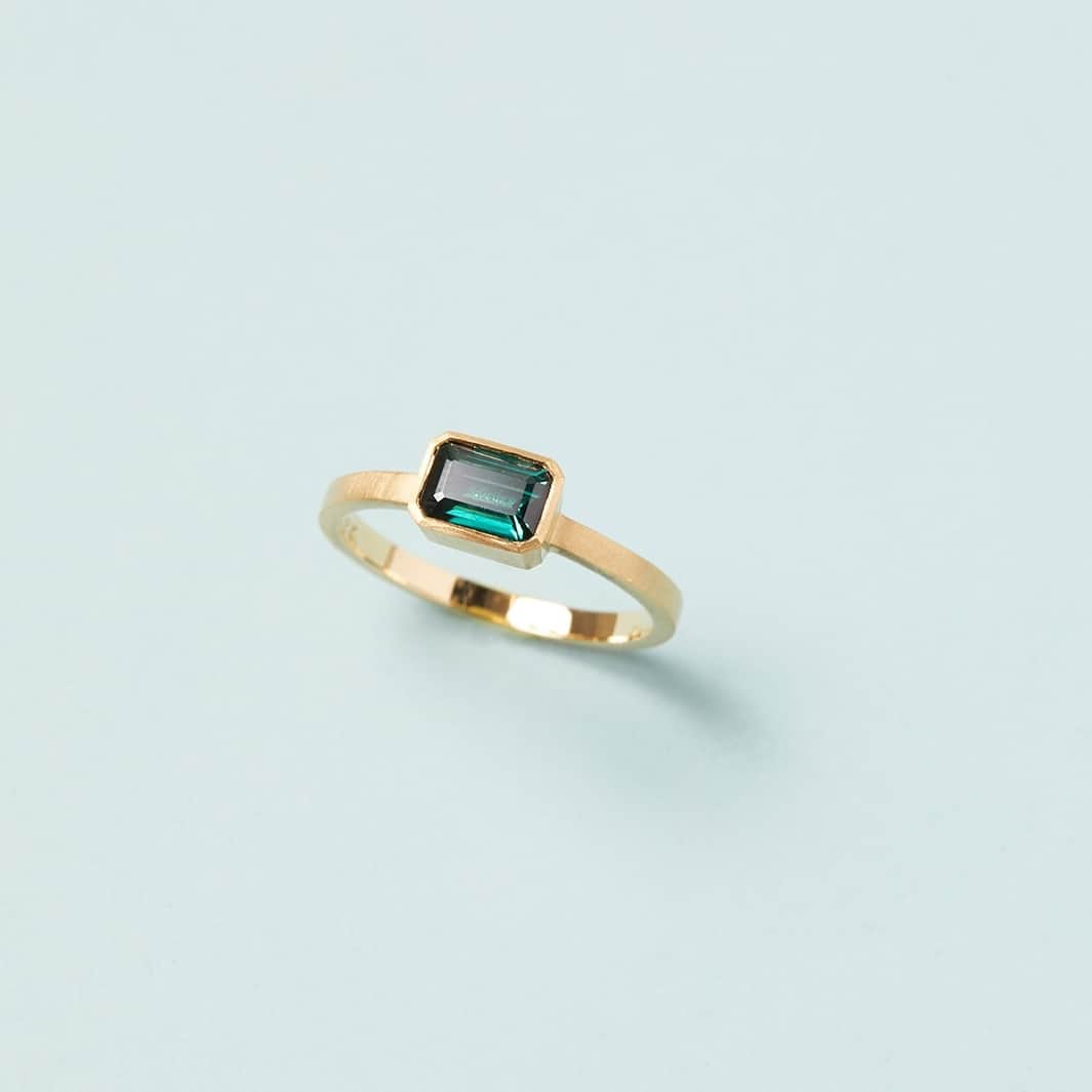サトミ カワキタのインスタグラム：「Rich, deep, forest green hues permeate this 0.72 carat One-of-a-Kind tourmaline ring.」