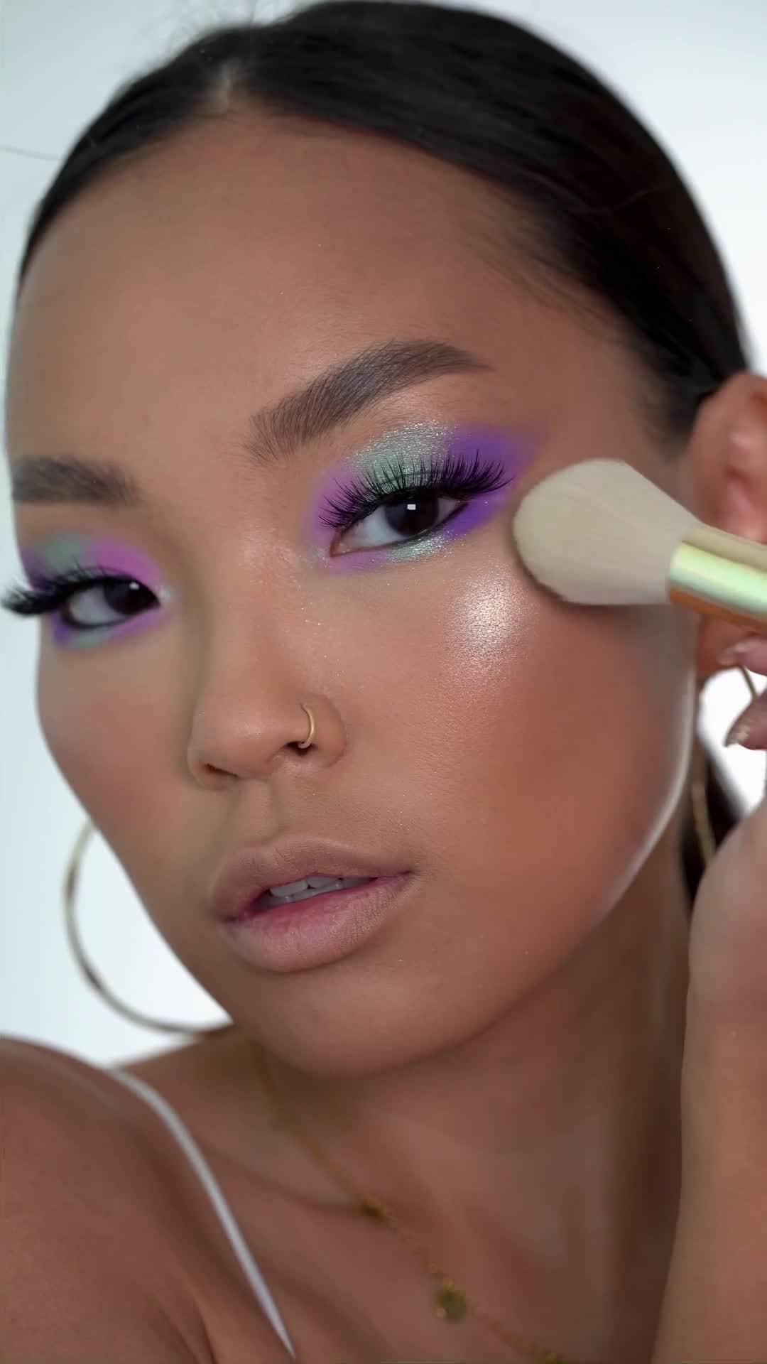 BH Cosmeticsのインスタグラム：「West coast, best coast baby 🌴 @inngenue uses the BH Meet Me in Malibu Palette & Tempting in Tahiti Face Quad to create this tricolor glam 🌟⁣ ⁣ #bhcosmetics」