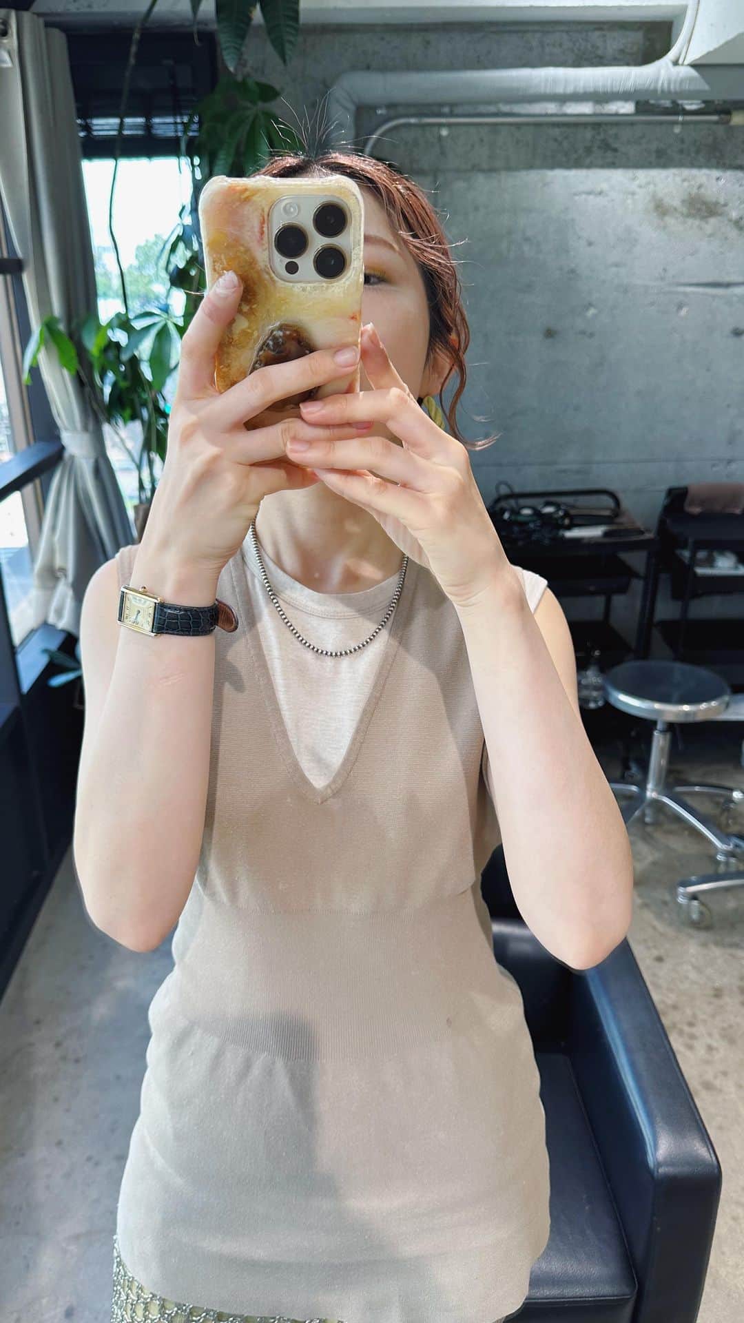 和田美由紀のインスタグラム：「おはようございます🥰 はるばる他県から美容院の為だけに来てくださったり、 すごく昔からインスタ見て下さってて来て下さったり、ほんとにありがとうございます🥺🥺💕 転勤等でお住まいだった地域の美容師さんからの紹介で来て下さるお客様も多くほんとにありがとうございます🥺様々なエリアの美容師さん達にも感謝申し上げます🫶🏻🫶🏻💕 繋いで下さったお客様方大切に担当させて頂きます✂️ では本日もよろしくお願いいたします💕  #lorensalon #名古屋 #美容室 #スタイリング #ヘアカラー #ヘアアレンジ」