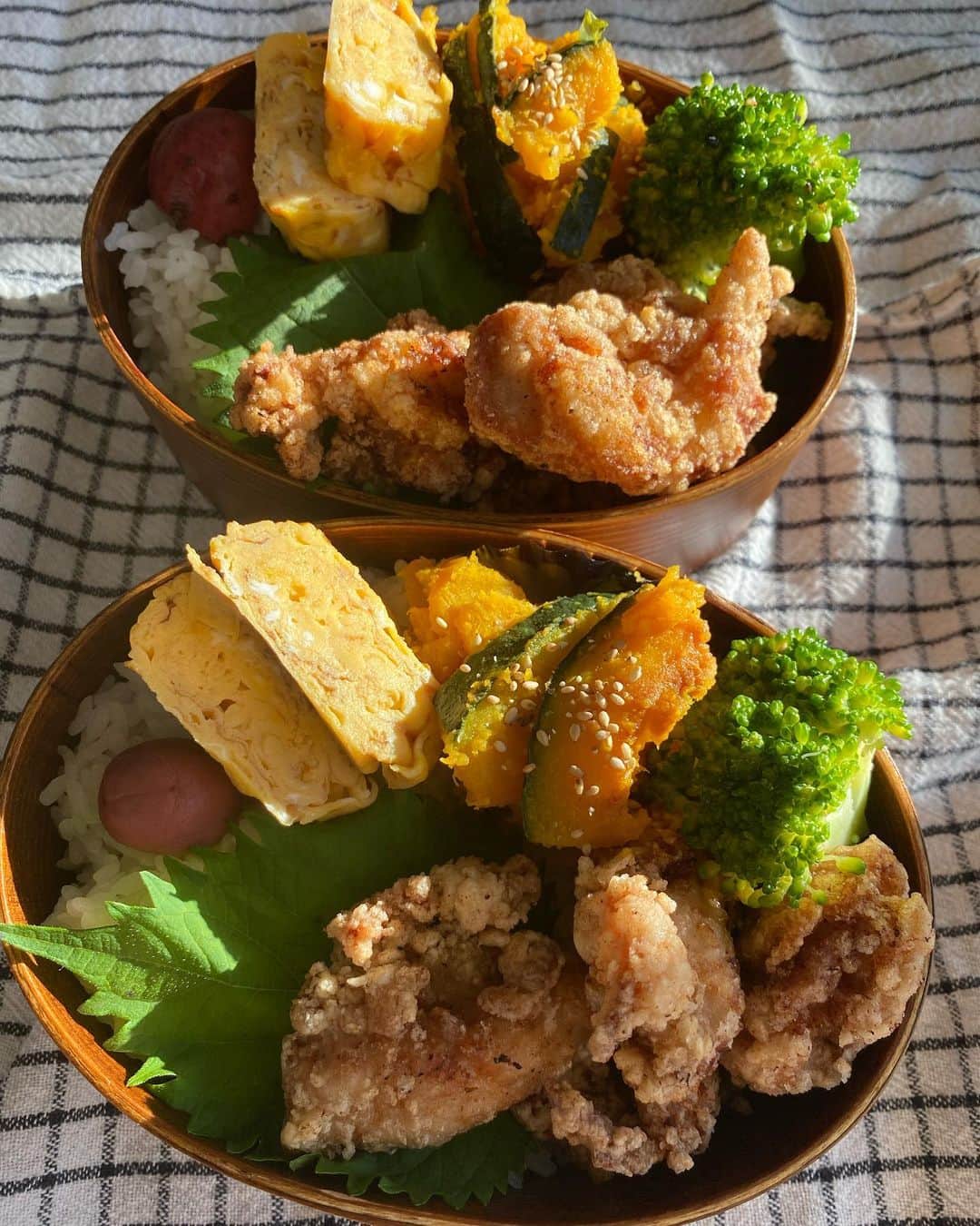 ayakoのインスタグラム：「♡ 約2ヶ月ぶりのお弁当作り再開  2学期スタート 体調崩さず元気に勉学、部活…学校生活を楽しんで欲しい  今月も テストや文化祭、次に英検と忙しい日々 楽しみながらも適度に尻を叩きつつ… 勉強もしっかりやらせなきゃ  ある程度本人に自覚を持ち自分達に 任せてはいるがまだまだ出来ない、だらしない点も多く、手出しはしないまでも 口出しはしないとダメだなと 1学期の反省。  今朝は両肩トントン叩いて 二学期も楽しみながらも頑張って！ いってらっしゃいと送り出しました。  元気にスタート切れて何よりです  皆さんも頑張ってくださいね 夏の疲れが出る時期 体調管理もしっかり  #中学生男子 #双子 #中学生お弁当 #お弁当」
