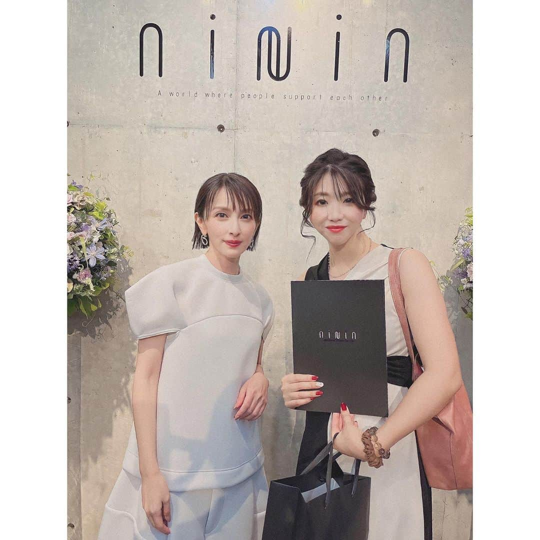 中村まきさんのインスタグラム写真 - (中村まきInstagram)「【9/1発売開始）エイジングのその先へ①】先月22日、都内某所にて奥菜恵さんプロデュースの美容液、『ni-Nin』(ニーニン)の発表会に参加してきました✨きらびやかで世界観のある発表会場。 美しく洗練されたこのイメージに魅了されました。  恵さんからこれまでもたくさん エイジングについてのお話をお伺いしてきました。  アンチエイジングという「アンチ」という 歳を重ねることのイメージを変えたい  そんな彼女の想いはとってもまっすぐで 歳を重ねる女性すべてに通じるものが 必ずあると思うのです。  歳を重ねることがマイナスなことではない 知識やこれまでの経験が生み出す美と 色んな体のバランスを大切に 育んでいくこれからのための美。  そうやって自分の心地よさや 自分自身という唯一無二を 愛していくそんな美容液。  発表会で涙しながらお話される めぐみさんの想いはもちろん それを隣で支えてらしたご家族や ご主人の木村了さん そして、多くの関係者様の努力や想いが 形になった瞬間でした。  それを間近で魅せて頂いたありがたさ。 恵さんの想いが多くの大人の女性たちに 届くといいなあと改めて思った次第です✨  パート②へと続く。  ～～～～～～～～ ■奥菜恵さん(＠megumi_okina) 　プロデュースドクターズコスメブランド  　『ni-Nin』(ニーニン) 　⇒ @ni_nin.official  　※9月1日発売開始※ ～～～～～～～～  #ni-Nin #ニーニン #美容液 #エクソソーム #ハッピーエイジング #エイジングケア #エイジング美容液 #ドクターズコスメ #奥菜恵 さん #シミ対策  #エイジングケア美容液 #ヒト幹細胞培養液  #ヒト幹細胞美容液　 #美容液成分 #美容液マニア #おうちエステ #スキンケア #アラフォー #アラサー」9月1日 8時07分 - buchimaki_1121