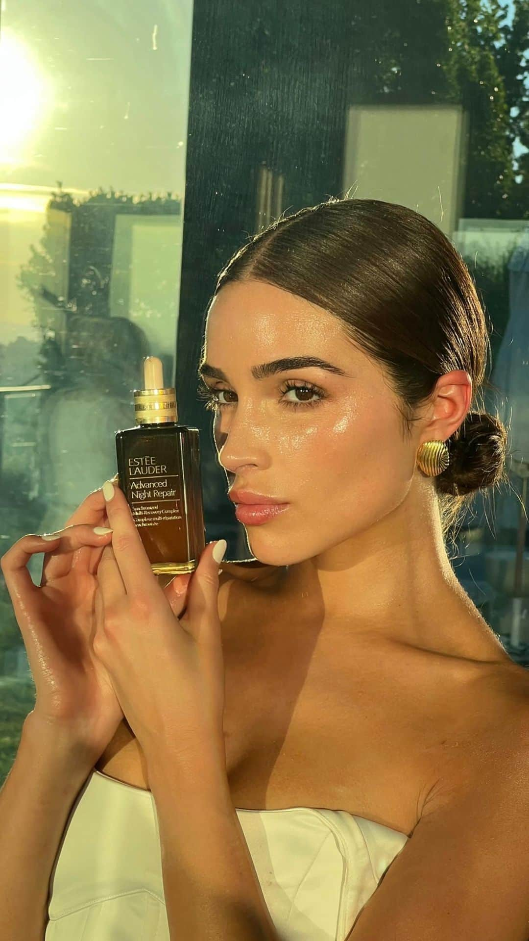 オリビア・カルポのインスタグラム：「Let’s talk about the Estée Lauder Advanced Night Repair Serum 😍 @esteelauder #EsteePartner」