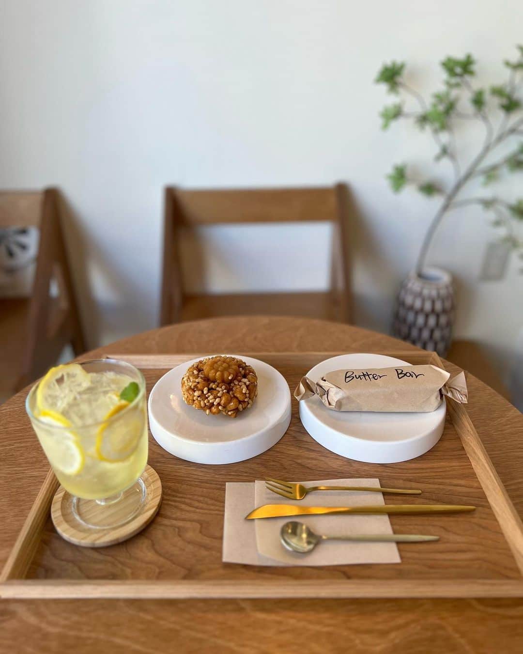 早川愛さんのインスタグラム写真 - (早川愛Instagram)「🍋🌿  September💛💛💛 今日から新しいお仕事も始まるからどきどき🙃  ・ 気になってた韓国カフェ🤍 @metdoru   渡韓歴10回以上だけど、韓国伝統的な薬菓というお菓子、存じ上げておりましたが初めてたべました🤎 そしてこのバターバーおいしい〜危険な味です🧈💛 お友達の天使2人と4人でわいわいたのしかったわ🫶  ・ 🍋薬菓オランダ 🍋バターバー 🍋レモネード  ・  #メッドルカフェ #薬菓 #韓国カフェ #新宿カフェ #新大久保カフェ #新宿 #新大久保 #バターバー #オランダ」9月1日 8時09分 - megumegu_1006