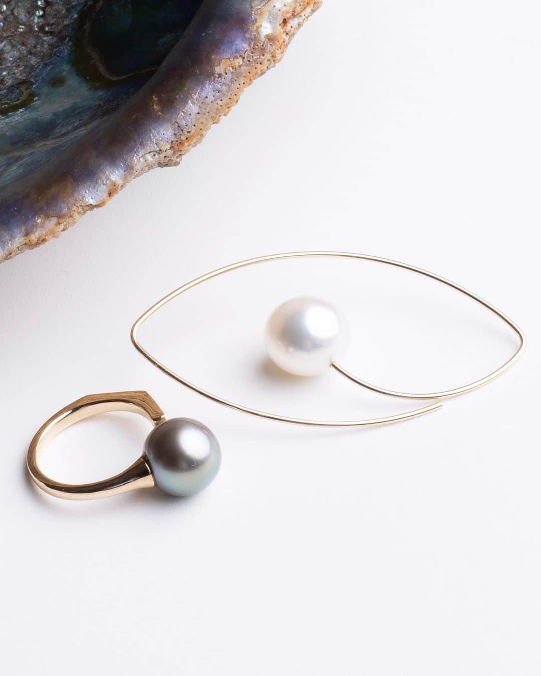 Hirotaka Jewelryのインスタグラム：「“MANHATTAN” TAHITIAN BLACK PEARL DIAMOND CUFF RING AND SOUTH SEA PEARL FLOATING OVAL EARRING #hirotakajewelry」