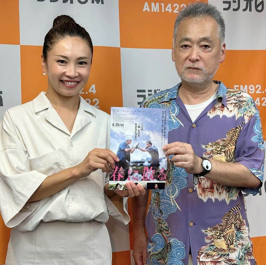 吉村民のインスタグラム：「ラジオ日本SWEETの月曜日は 毎週、新作映画をご紹介してます。 8月21日(月)にご紹介したのは、 8 月 25 日(金)全国公開の映画『春に散る』  スタジオには瀬々敬久監督 がきてくださいました！  瀬々監督の作品は、 現実の厳しさを描きつつも、しっかり光を当ててくれる所がとても好きでなので、 お会い出来ることがとても嬉しくもありましたが、好きな分だけ、ドキドキでした。  【あらすじ】 不公平な判定で負けたことをきっかけに渡米し、40 年ぶりに帰国した 元ボクサーの広岡仁一。  そんな広岡の前に現れたのは、同じく不公平な判定負けで心が折れていた ボクサーの黒木翔吾。  とある出会いから、翔吾は広岡にボクシングを教えてほしいと懇願します。 最初は断る広岡でしたが、かつてのボクシング仲間の次郎と佐瀬に背中を押され 引き受けることに。 やがて、翔吾をチャンピオンにするという広岡の情熱は、 翔吾はもちろん、一度は夢を諦めた周りの人々を巻き込んでいきます。 果たして、それぞれが命をかけて始めた新たな人生の行方は——? というお話です。  私も観させていただきましたが... ボクシングを通して人生ついて考えさせられました。 長い人生をベースに考えることが大切なのか、その時の自分の気持ちを大切に生きる方が大切なのか。映画のお話と、私の考えが反対だった為に、 そういう考え方もあるのかぁ、という新たな発見もありました。  そして、とにかく、試合のシーンがすごい！表情や動きに圧倒されて心が熱くなりました。  原作は、ノンフィクション作家で小説家の沢木耕太郎さん。  瀬々監督は 沢木さんのノンフィクション「テロル決算」や「一瞬の夏」を10 代後半から 20 歳前後の頃に読み、強烈な印象を残していたのと、初めての小説ということで感慨深かったそうです。 今回の「春に散る」も“老い”と“若さ”の対比が かつてのノンフィクションと同じようにテーマになっていたので惹き込まれたそうです。 映画化にあたっては、「老い」と「若さ」の対比や、一瞬に賭ける。 そういうテーマを重要視しながらも、  単なるヒーローものにはならないように、沢木さんの作品にある「もの悲しさ」 みたいなものは常に意識しようされたそうです。  本作は佐藤浩市さんと横浜流星さんの W 主演。 佐藤浩市さんとは、何度かご一緒されているそうですが、 物事を真正面だけから見ない。いろんな角度から多角的にとらえようとする姿勢が  常々あるなと感じていたそうですが、今回演じた広岡仁一と似ているところがあり、それが発揮されているそうです。  そして、横浜流星さんは、映画「新聞記者」を観て普通の青年ぽいところが魅力的に感じ監督がオファーをされたそうですが、 実際にご一緒してみると、 役者としてとても柔軟性があって他者への共感性が高く、 俳優にとって一番重要な EQ(心の知能指数)が高いと思ったそうです。 更に、横浜流星さん演じる翔吾が戦う現チャンピオン・中西役の 窪田正孝さんも本当に素晴らしかったです。  そして、監督が特に印象深いシーンとして選ばれたのは、 最後の世界戦の前に、病室で浩市さんと流星さんが向かい合うシーン。 ボクシングのような動的なシーンが多い映画の中、まるで父と子のように感じることが できたエモーショナルなシーンになっています。 私もこのシーンで感動したのをしっかり覚えています。  瀬々敬久監督✖️佐藤浩市さん✖️横浜流星さんという 私が大好きな方が集まった作品だったので、 観る前から期待大大大でしたが、 その期待を上回る面白さと感動でした🥺  最後に、瀬々監督がこの映画に込めたの想いをお話してくださいました。 「最近、知り合いが亡くなることが多いのですが、そんな中、 映画に終わりが必ずあるように、人生にも必ず終わりがあります。 だからこそ、今を、この瞬間を、生きることの大切さを伝えたかった映画です。」  映画『春に散る』は、 8 月 25 日(金)より全国公開中です。  番組では、鑑賞券、ムビチケ、非売品グッズなどのプレゼントもお出ししています！是非聴いてください♡  #春に散る  #映画 #映画好き #映画好きと繋がりたい #映画鑑賞 #映画レビュー #映画館 #プレゼント #プレゼント企画」