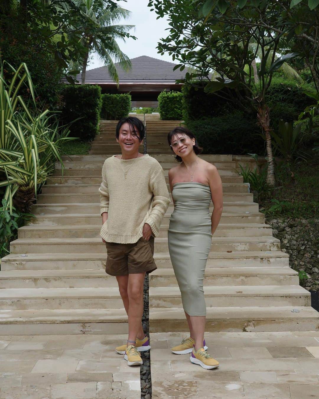 のインスタグラム：「🌏 ＿＿＿＿＿＿＿＿＿＿ ・ Hideyaとの旅も何ヵ国になるのかな💭💭。  今回は自然とつながるような感覚の旅でした。  私たちが訪れたのはフィリピン／ボラカイ島🇵🇭。 東京や大阪の空では見たことのない カラーパレットのサンセットは うつろいひとつひとつに、 いちいち幸せな気持ちが込み上げてくるし、  ポツポツから突然滝なような勢いに変わるスコールだって 激しさに驚きながらも、清々しい気持ちに。 その後の晴れ間にも、またありがたくて手を合わせたり🙏。  海に胸まで浸かることも怖かったのが嘘みたいに 緩やかな波や荒々しい波に揉まれて溺れて笑 人生の中で、自分の頬骨位置がこんなところまで上がるなんて知らなかったと、 みんなで顔を見合って爆笑した。 本当に長く長―――く幸福な気持ちでした☺️  🌏にはいろんな問題が巻き起こっているけれど この旅の体験が、もう戻れない体験にならないように、 10年後、2０年後にも 美しい🌍でありますようにと、  自分のダイアリーのようなIGに 2023年の夏に感じたことと、 hideyaと相談して決めた、 allbirdsとラボグロウンダイヤの 🌏への思いやりコーディネートも 残しておきます✍️🤝。  @allbirdsjapan  #おそろバーズ #オールバーズ #allbirds」