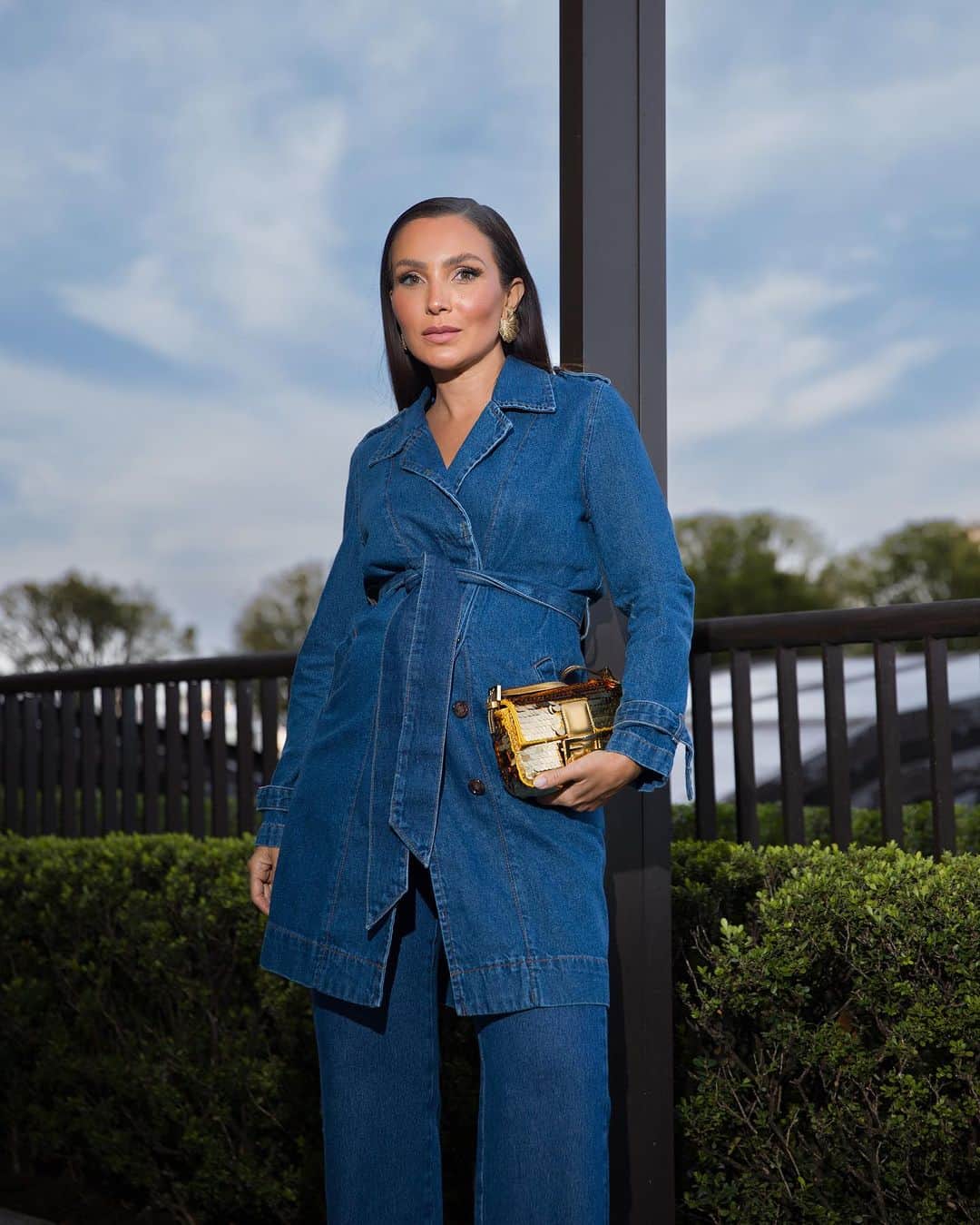 Lalá Noletoのインスタグラム：「All jeans @fillity 💙 Feminilidade e elegância com esse look super cool! A nova coleção Florescer tem como inspiração a delicadeza das flores e a luminosidade dos dias ensolarados, minha cara!」