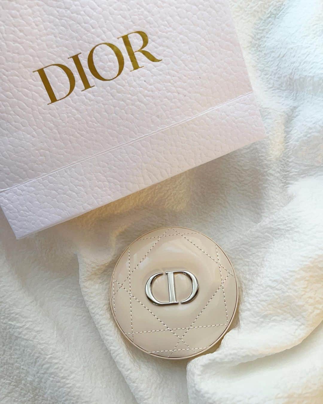 AriizumiEmaさんのインスタグラム写真 - (AriizumiEmaInstagram)「Diorのハイライトになるチーク？ らしい🤔私のではなくて、娘が台湾🇹🇼の免税店で買ってきたもので、使わせてはもらっていません^^; 写真綺麗に撮って送って！と言われたので、私も載せてみちゃう笑 飽きたらお借りしよう笑 ・ #dior#チーク#diorコスメ #diormakeup」9月1日 8時25分 - ema_ariizumi