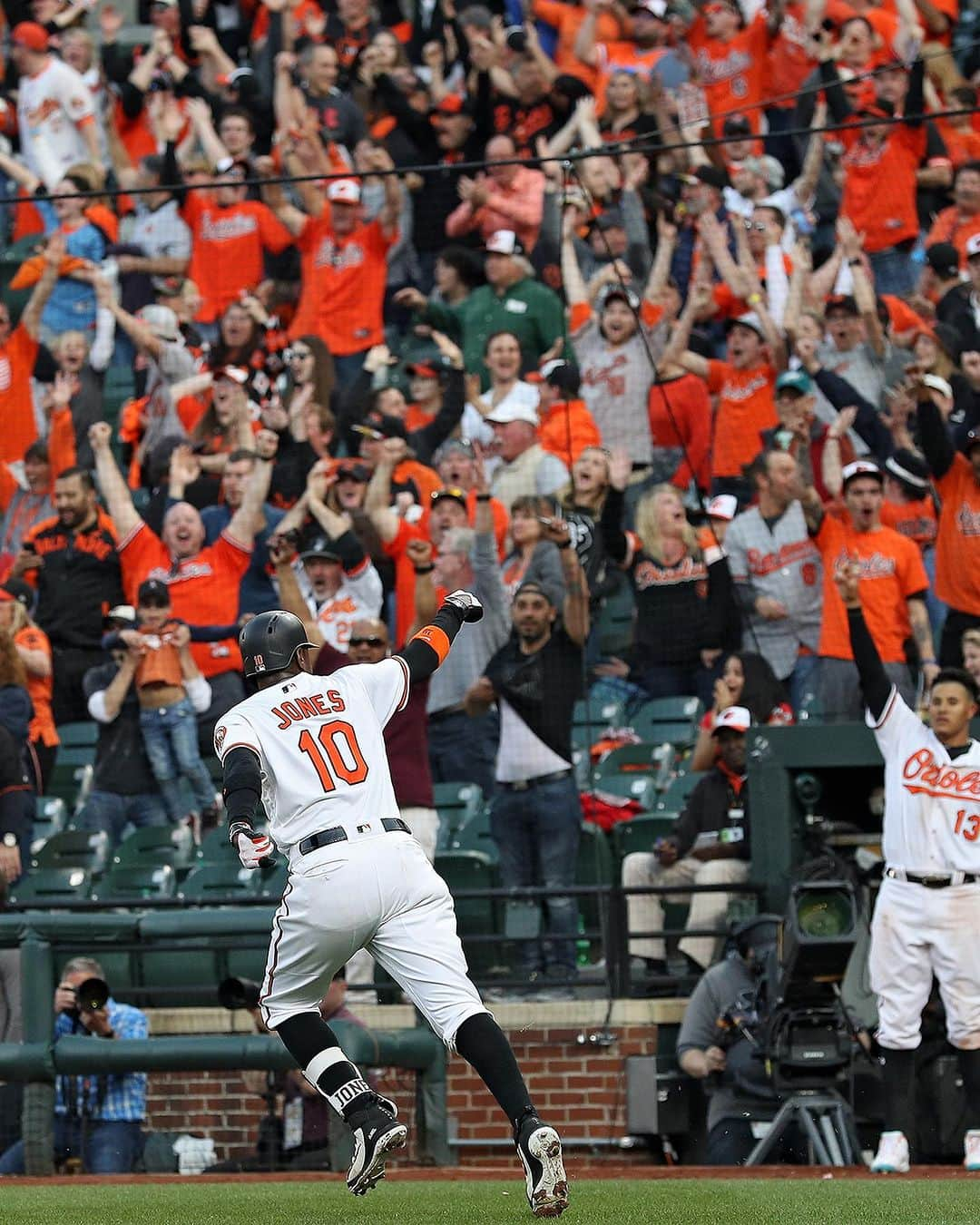 アダム・ジョーンズさんのインスタグラム写真 - (アダム・ジョーンズInstagram)「@simplyaj10 will officially retire as an Oriole on Sept. 15 🎉」9月1日 8時31分 - simplyaj10