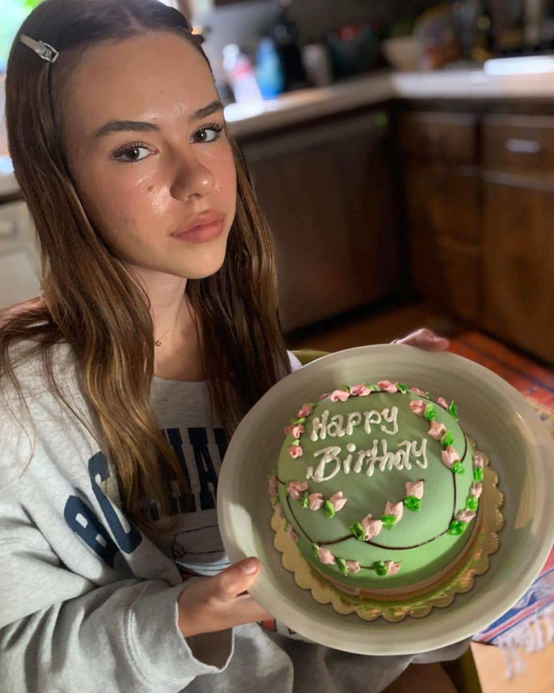 ケリー・オックスフォードのインスタグラム：「Beatrix Plum!  I love you so much.  Happy BirtHay! Thank you for making my body want a third baby, even though I was done. I went off the pill and there you were. Thank you for being exactly who you are. Slide 2 is a video from when you were two, playing charades with Sal. A lil baby. ❤️ Still a baby.🫡🪄😭😭😂😭😭😭 HAPPY BIRTHDAY!!!」