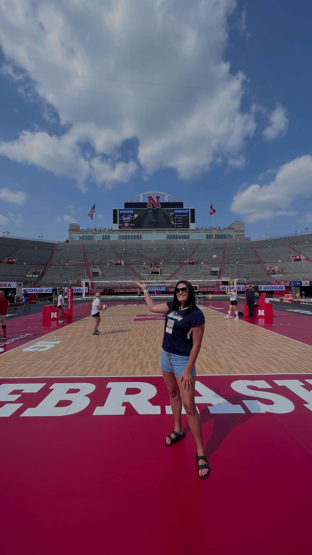 テトリ・ディクソンのインスタグラム：「Attendance WORLD RECORD for women’s sports. For a volleyball game. In America. We love to see it 😍」