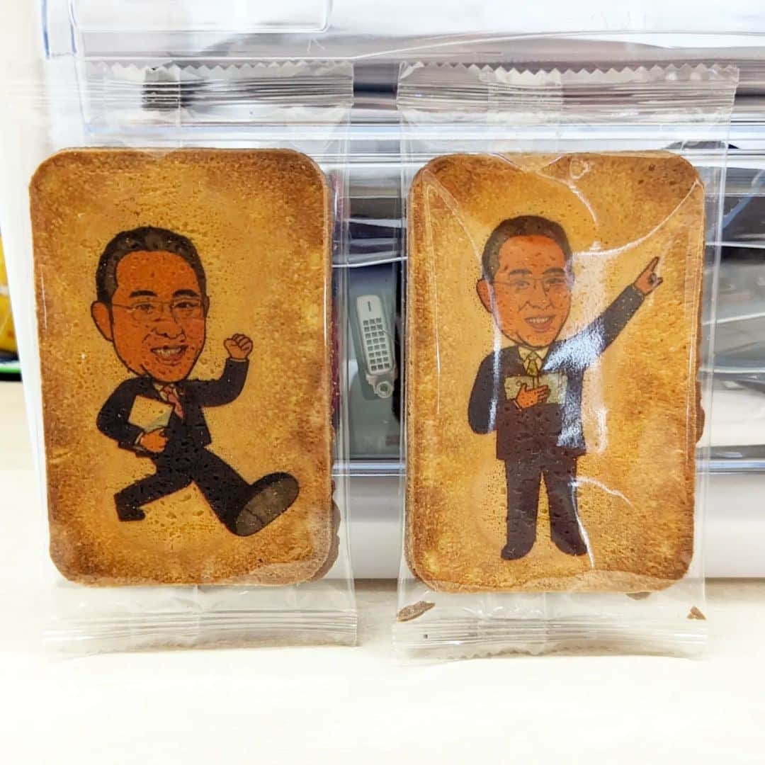 島田佳奈さんのインスタグラム写真 - (島田佳奈Instagram)「友達からもらったフィリピンのお菓子プラスα。総理を食い物にする（！）クッキーはどこで売ってるんだろ笑」9月1日 8時35分 - shimadakana