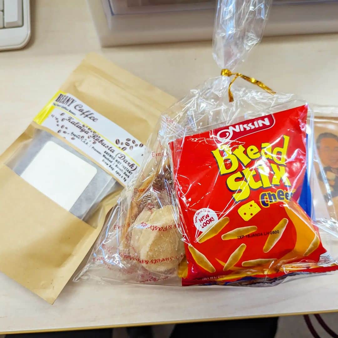 島田佳奈のインスタグラム：「友達からもらったフィリピンのお菓子プラスα。総理を食い物にする（！）クッキーはどこで売ってるんだろ笑」