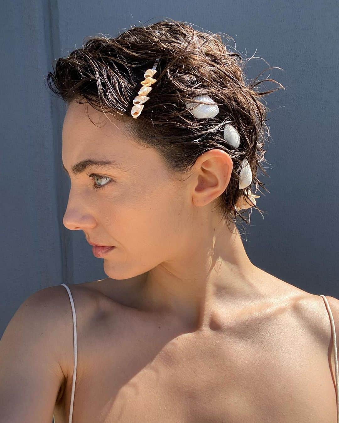 Amelia Zadroのインスタグラム：「washed up @ming_nomchong @amandareardonmakeup ✨🐚」