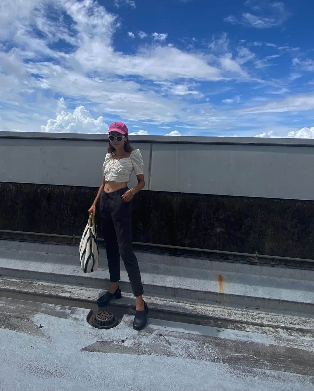 堀舞紀のインスタグラム：「👖💕💕  @osharewalker_officialsite   n'Or LABEL. newフレキシンストレッチレギパン。  👆🏾 モーレツに履き心地ヨキ👖💕‼︎ カサカサ生地でベタつかず😂 何処までも伸びるうえに、 膝とか出ない🙆🏽‍♀️。  カラーも豊富で迷っちゃったけど 私のは #518 チャコール LL-regular size.  ウエストに紐があるので 大きめサイズをチョイスして ゆったりシルエットでも🙆🏽‍♀️。  実は白と迷った〜🥹  でもチャコールなら公園いっても平気だし🙄 古着とも合わせやすそうだし😁 イイネ🌼  #osharewalker #nOrLABEL #レギンスパンツ#PR #ファッション #コーデ #フレキシン #フレキシンパンツ #着回しアイテム #ストレッチパンツ」