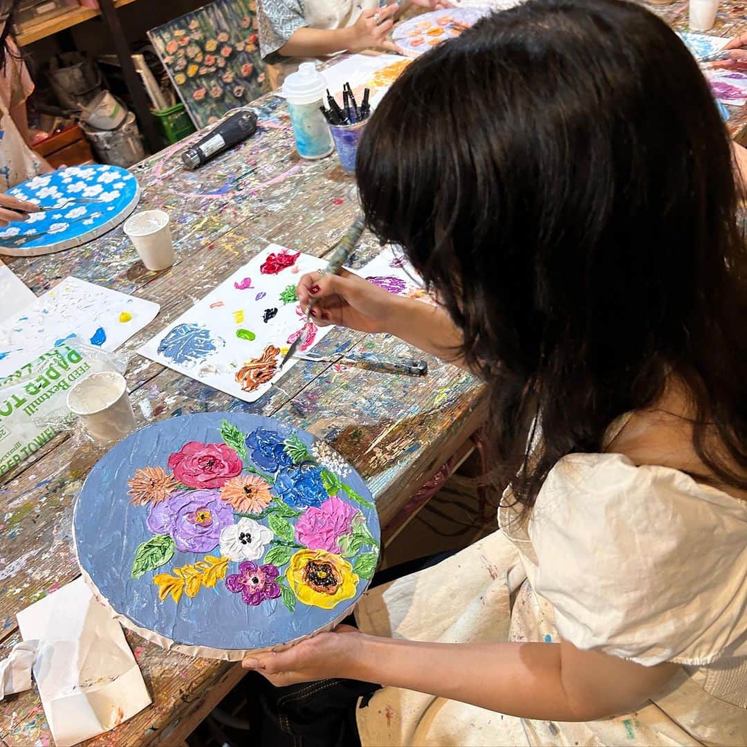 のインスタグラム：「9/1に発売する秋の新作🍂🌰 「カドー ドゥ ロートンヌ」のパッケージに秋の花であるコスモスとダリアがあしらわれていることから「花」をテーマにしたテクスチャーアートを初めて体験しながら、サブレとペアリングドリンクを食べたよ〜☺️🩵🩷  ちょーー楽しかったああ🫨‼️ テクスチャーアートハマりそう😂✨✨  9月に一般のお客様もワークショップを体験できるみたいだよ🎨  ぜひチェック✔️してみて👽🫶💕  ヨックモックってだいすき〜🫨💕なんて美味しいんだろう🫨💕 @yokumoku_jp  #ヨックモック #PR」