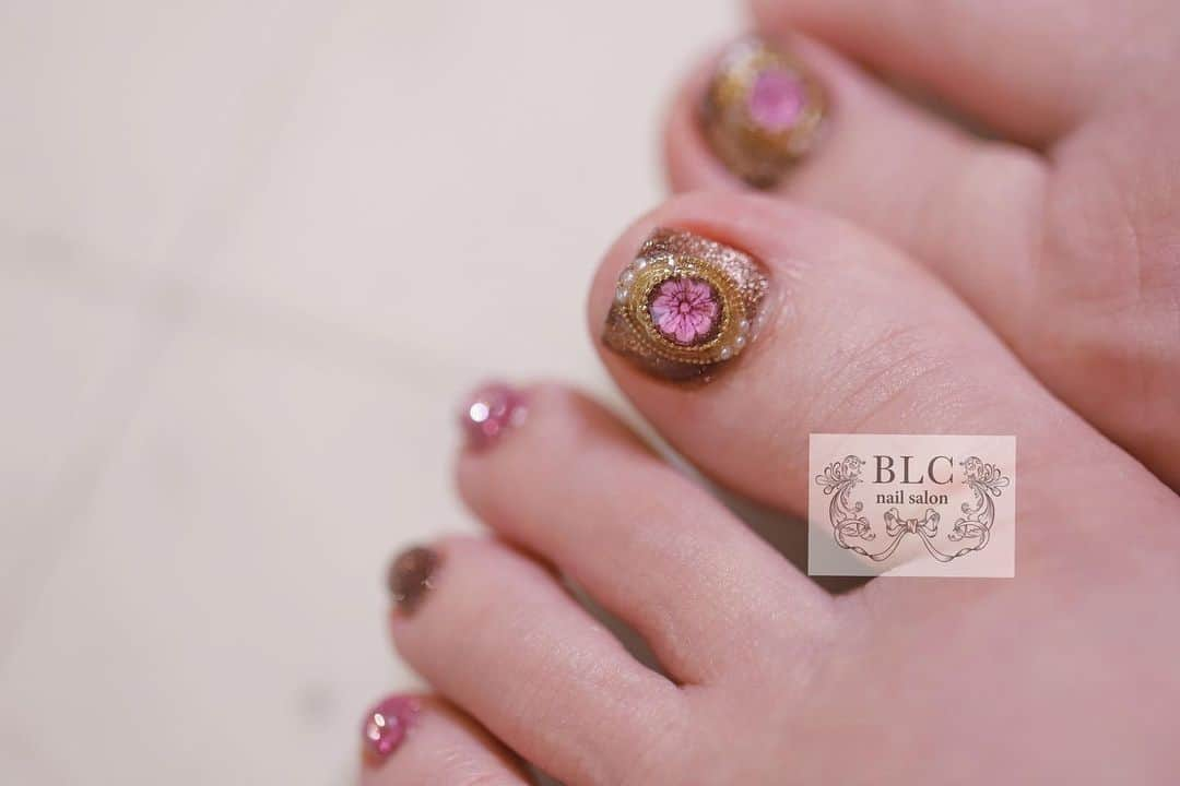 田辺さおりのインスタグラム：「BLCフラワービジュー♡  Brown×Pink  ーーーーーーーーーーーーーーーーーーー  ◾︎◾︎BLC nail salon◾︎◾︎ 新潟県新潟市中央区東中通1番町86-84nsテラス1F 025-211-4187 #新潟ネイルサロン   #BLCnail#blcnailsalon#nail #田辺さおり#新潟市ネイルサロン#新潟ネイル#ジェルネイル #シンプルネイル #akzentz #アクセンツ#luxiogel #新潟ブライダル#新潟結婚式#新潟ブライダルネイル#綺麗めネイル #ビジューネイル#夏ネイル2023#トレンドネイルデザイン #swarovskinails  ーーーーーーーーーーーーーーーーーーーーー  @akzentz_nail  🇨🇦Nails Perfected - Only flom Akzentz Formulated and manufactured  in Canada」