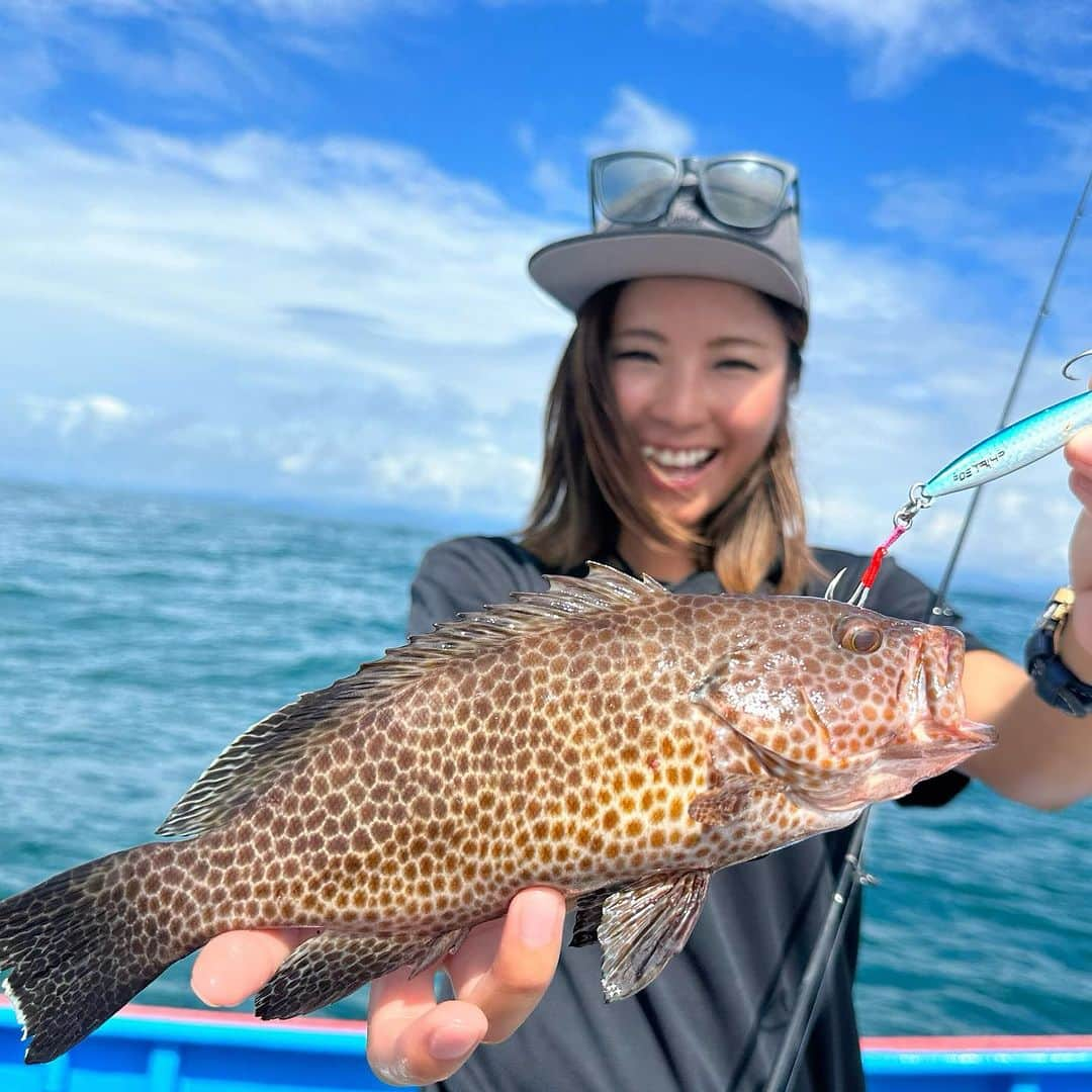 渕上万莉 のインスタグラム：「志摩沖でSLJ☀️  美味しいお魚たちが無限に遊んでくれる癒しの釣り🎣🌴  マグロ便が大人気の志磨沖ですが 私はこの釣りも大好きなので🥰☀️  夏休みに釣り仲間と【ジギング船GO】さんをチャーターさせていただきました🌴🎣  みんなで何魚種釣れるかチャレンジ‼️🔥  目標は高く15魚種にしたんですが 結果どうなったのか…  近々YouTubeで公開させていただきます😆🙏🏽☀️☀️  釣り終わりは錦の【BULE EARTH】でBBQ🍖＆花火大会🎆  今年初めて花火見れた🥹✨✨  そしてたまたま目の前の錦港に34の家邊さんが愛海丸から帰ってきた🛥🌙（笑）  更にアジをいただきました😂🐟🙏🏽✨  BBQでも帰ってからも魚料理三昧🐟🍺🍵  最後の写真はにっしゃんとの朝ごはん😂♨️  丁寧に盛り付けする気力無かったけど💀💦 久しぶりに釣った魚料理してみんなで食べる時間作れて幸せでした🥹🙏🏽✨✨  中でも ウッカリカサゴの特大版 ドッサリカサゴが美味しすぎて優勝🏅‼️✨✨  ■2023.8.18 三重県　志摩市 GO ジギング便  #SLJ #スーパーライトジギング  #オオモンハタ #アカハタ #志摩沖 #ジギング #チビウロコ  #ウロコジグ #uroco #risejapan #xbraid  #エアコロ #ジギング船go  #釣った魚で料理  #釣った魚を食べる  #フッチー #渕上万莉」