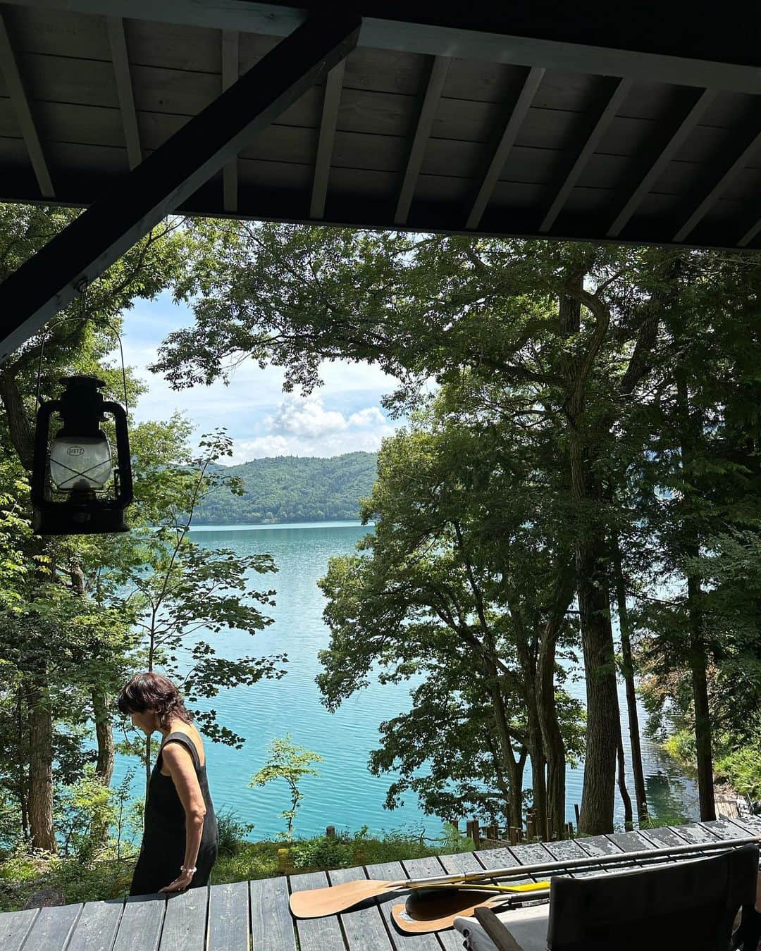 早坂香須子さんのインスタグラム写真 - (早坂香須子Instagram)「夏の思い出2023  ちょっと前半の記憶が曖昧なくらい暑すぎた8月が過ぎ去りました。  とある湖 @_live_love_lakelife  色補正なしでこの色の湖でSUPして泳いだ夏の終わり。  私の森には林道が通り、いよいよ家づくりがはじまります。  9月が皆様にとって素敵なひと月になりますように❤️  #nofilter  #summer」9月1日 8時52分 - kazukovalentine