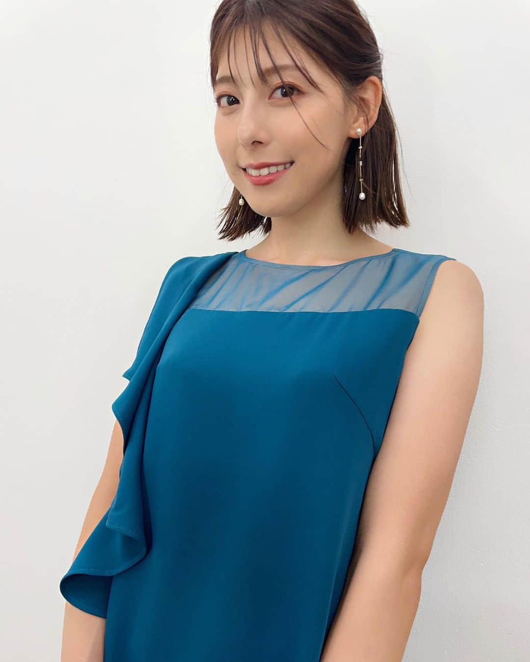 上村彩子のインスタグラム：「. 9月がスタート。 おすすめ番組を紹介するpick up! BS -TBSは こちらの衣装とメイクです。  今月もよろしくお願いします☺️✨」
