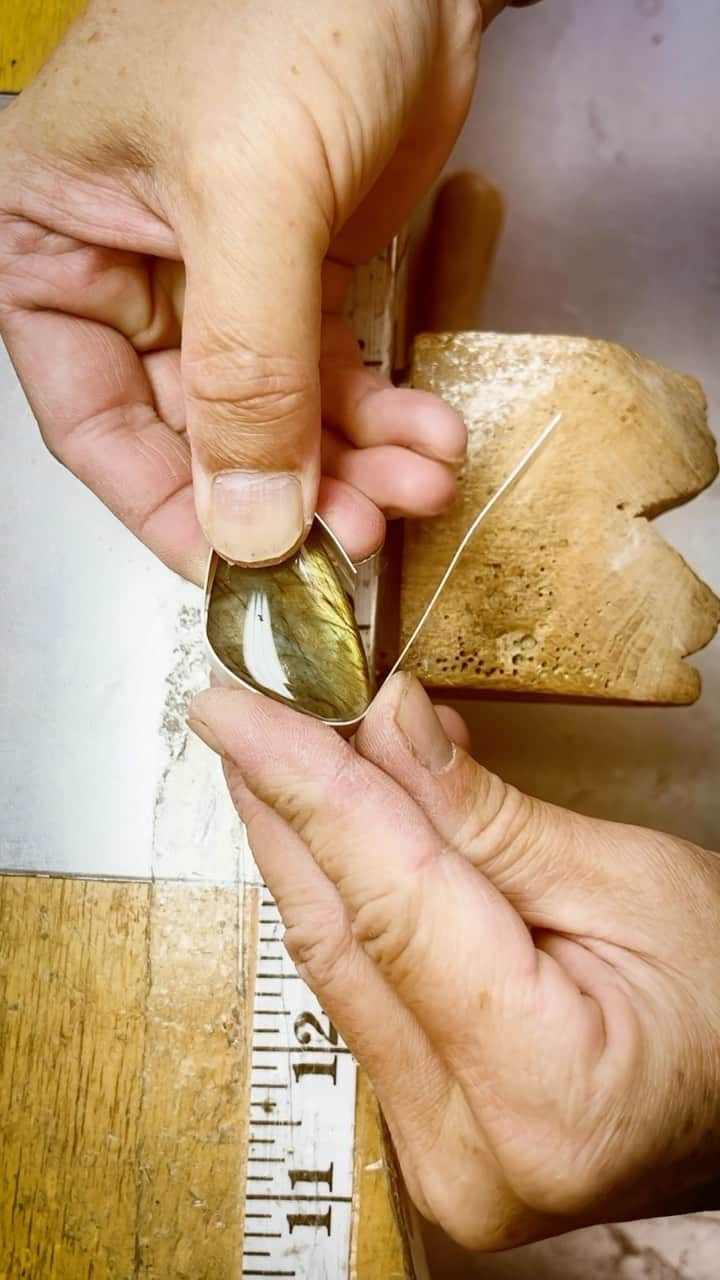 チャンルーのインスタグラム：「Studio Visit: the making of our Yasmine Necklace from Fall 23 Collection. The pendant is a meticulously wrapped labradorite stone finished on a sleek herringbone chain. Available in gold and silver. #handmade」