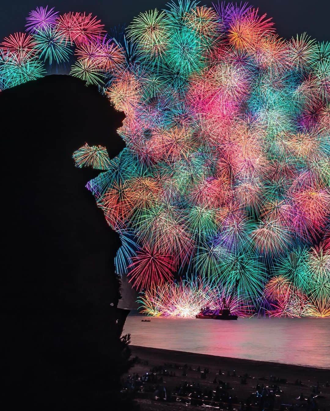 旅行メディア・じゃらん〈公式〉さんのインスタグラム写真 - (旅行メディア・じゃらん〈公式〉Instagram)「#熊野大花火大会 熊野市の夏の風物詩として親しまれてきた花火大会。鬼ヶ城の岩場などに花火玉をじかに置いて爆発させる「鬼ヶ城大仕掛け」など、例年約1万発の花火が打ちあがります。 ※2023年の開催は終了しました。 . . ━━━━━━━━━━━━━━━ 📍 三重県「熊野大花火大会」 📷 @mikanino_2016 📅 2019.08 ━━━━━━━━━━━━━━━ . . #jalan_travel　をつけていただいた中からpick upしました 素敵なお写真をありがとうございました┈✈︎  .  . ☑ あらかじめ最新情報をご確認の上、お出かけください。 ☑ #jalan_travel をつけて、ぜひ今までの旅行先の思い出写真を投稿してください。このアカウントでご紹介させていただきます。(じゃらんニュースでも紹介される可能性があります） . . . . . . #いつか行きたい #じゃらん #観光 #観光地 #観光スポット #旅行 #旅行好きな人と繋がりたい #旅行好き  #japantravelphoto #japantrip #japantravel #国内旅行 #絶景 #絶景スポット #誰かに見せたい景色 #誰かに見せたい風景 #三重 #三重観光 #三重旅行 #mie」9月1日 9時00分 - jalan_net