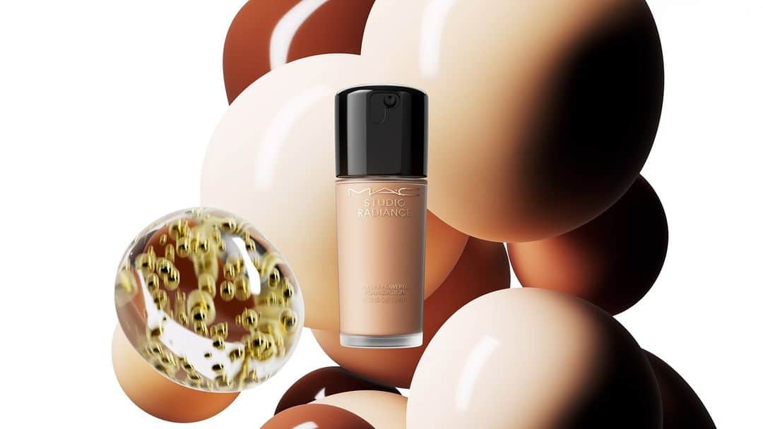 M∙A∙C Cosmetics Japanのインスタグラム：「＼本日発売／ M·A·C史上最高の潤いリキッドファンデーション✨ 素肌から発光するようなつや。80%美容液ベース*1。 M·A·Cアーティストが作り出すような、透明感ある仕上がり。つや肌12時間続く。*2  ■ スタジオ ラディアンス セラム ファンデーション (全16色展開／税込7,260円)  *1 美容液ベース及びスキンケア成分とは、着色剤、製品の防腐剤や安定剤を除く、水や保湿成分、皮膚コンディショニング成分のこと *2 化粧もち(色落ち)データ取得済み (当社調べ。効果には個人差があります)  #MACスタジオラディアンス #MACSTUDIORADIANCE #リキッドファンデーション #MACコスメ」