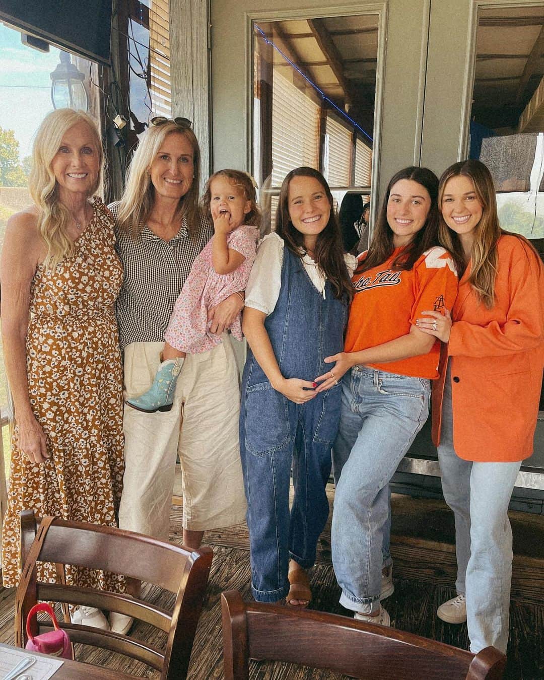 コリー・ロバートソンのインスタグラム：「A little “sprinkle” to celebrate this beautiful mama and the new life coming soon 🤗 Little one, we can’t wait to meet you! You are surrounded by so much love!!」