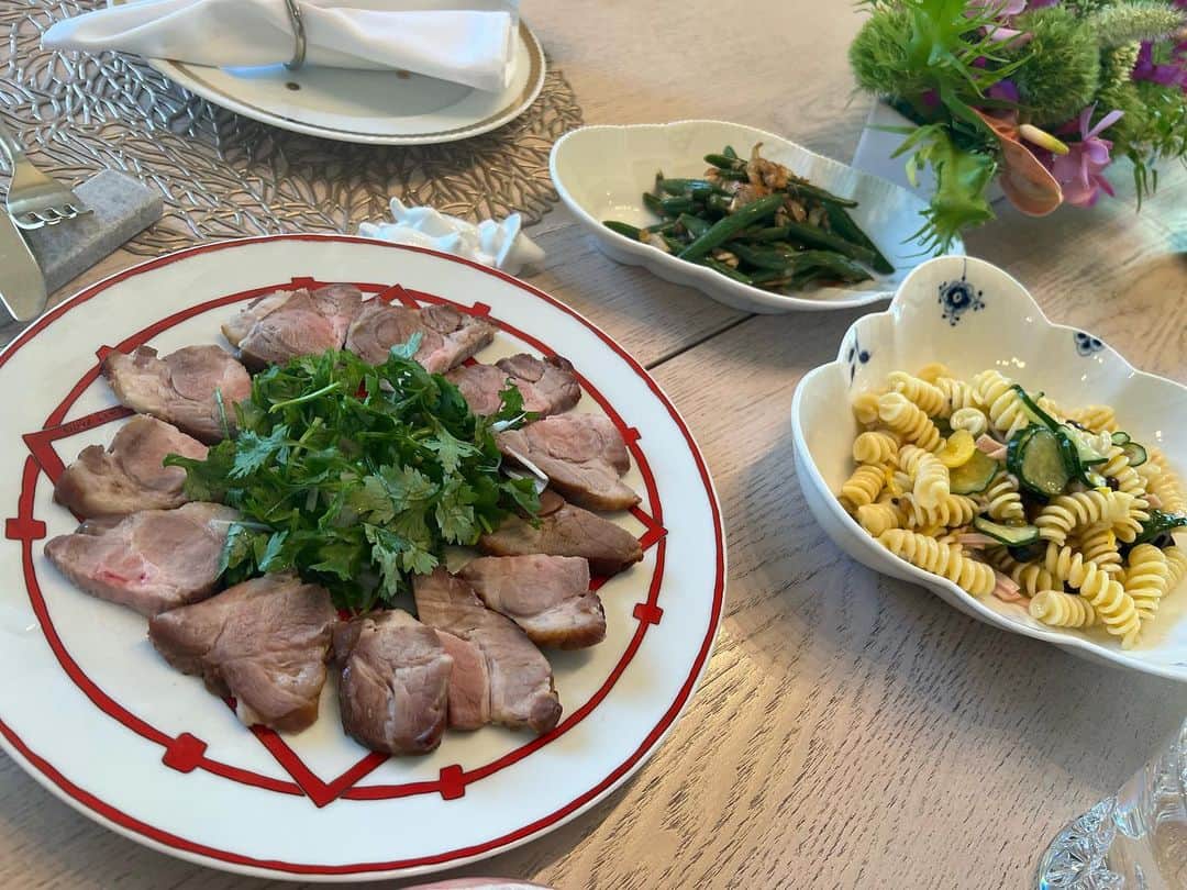 のインスタグラム：「９月始まりましたね🍂  夏休み最後はみっちゃんが 美味しい手作りお料理でおもてなししてくれました🥹💕  愛が溢れてる！！ 子供達もみんな沢山遊んで大満足の最終日になりました！ ありがとう💕💕💕」