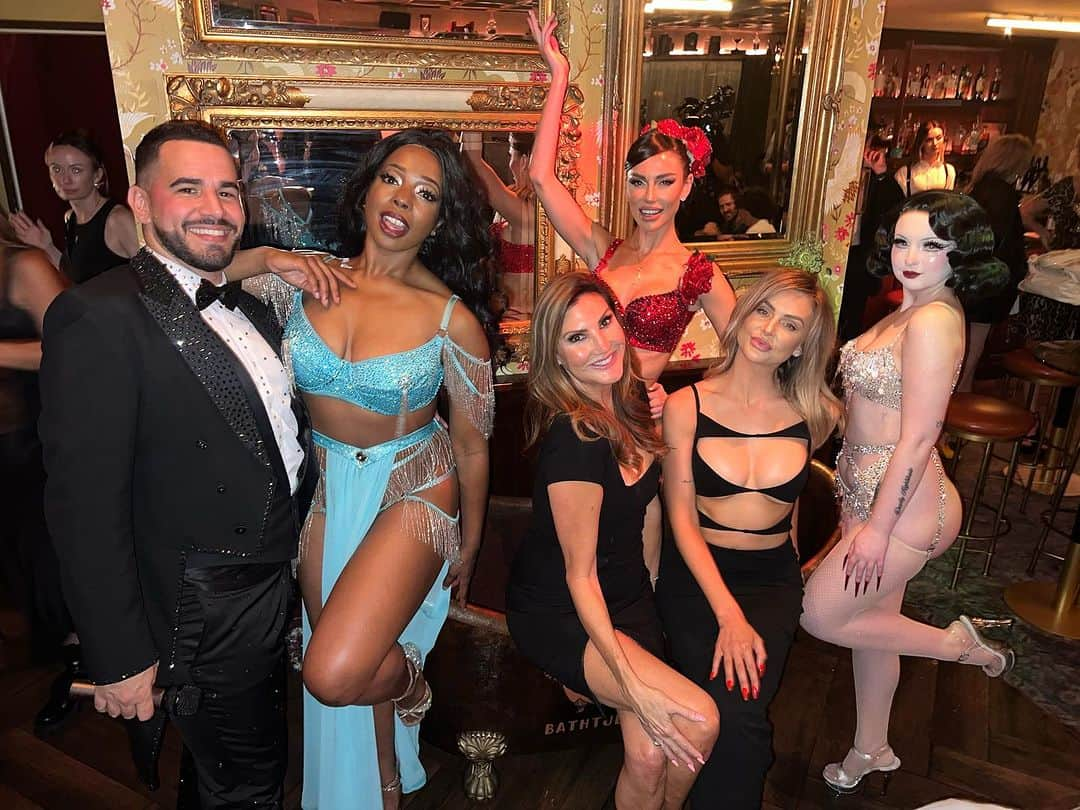 ヘザー・マクドナルドさんのインスタグラム写真 - (ヘザー・マクドナルドInstagram)「Fun early bday celebration for @lalakent @bathtubginla Beautiful burlesque dancers and speak easy lounge. #burlesque #lanightlife #vanderpumprules #lalakent」9月1日 9時01分 - heathermcdonald