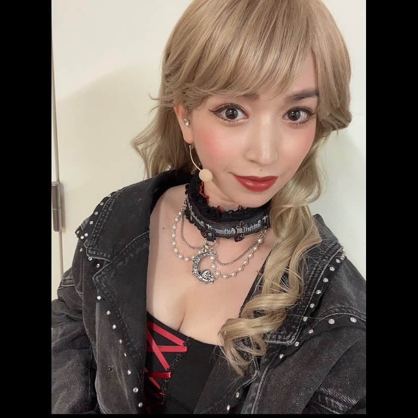 ダンドイ舞莉花のインスタグラム：「Hello September!!  今日から9月🤍  #ミュージカルスクールオブロック 3週目に入っております！  生徒達は代役をたてながら、ビートチームとコードチームがミックスしている回もあり、色んな化学反応が起きる本番の日々！🎸  子供達のパワー、本当に素晴らしいです。  そしてお客様の拍手と声援が毎公演、私たちの心の支えになっております！  今月もがんばろー！！！💪🏻  #musicaltheatre #musical #theatre #tokyo #japan #schoolofrock #schoolofrockmusical #schoolofrockbroadway #singer #performer」