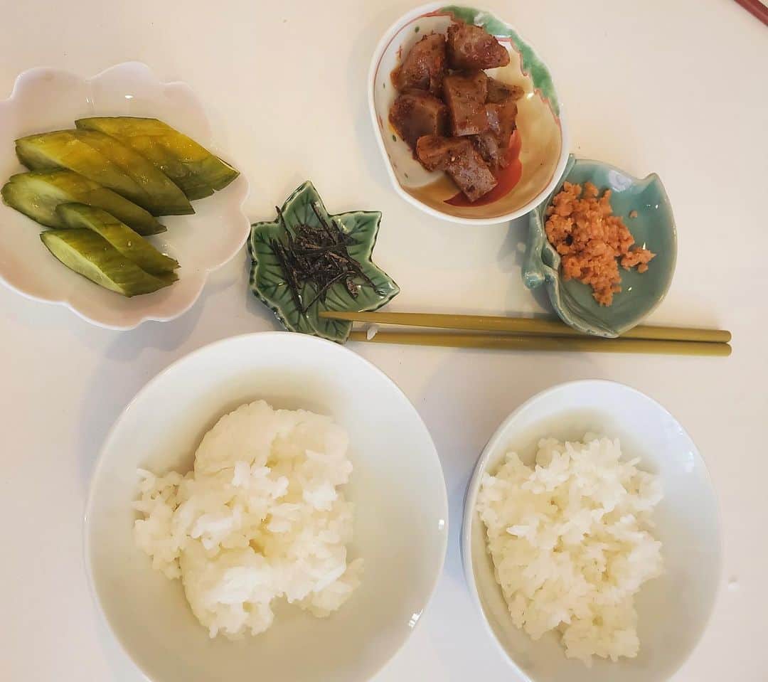 桃井かおりさんのインスタグラム写真 - (桃井かおりInstagram)「朝、急にご飯食べたいと連れが⁉️炊き立てごはんには今絶対食べて欲しいタイミングの糠漬けきゅうり、蒟蒻のピリ辛炒め。なんか老人食だな~ #かおり飯」9月1日 9時15分 - kaori_momoi