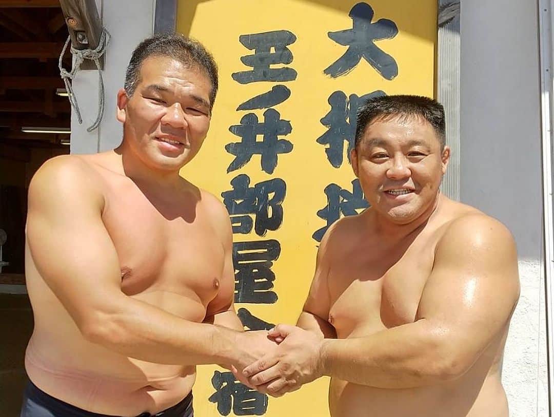 あかつのインスタグラム：「今年の夏🍉4年ぶりに福島県相馬市に玉ノ井部屋さんが帰って来ました❗️ あかつ相撲道場のお友だちも稽古に参加させていただけて貴重な経験をさせていただきました❗️ 13年前・・・親方に、ネタのお許しをいただけなかったら今の自分はいなかったですし、相撲道場もやっていなかったでしょうし、このような夏休みの思い出も出来なかったでしょう。 改めて親方に感謝です‼️  #玉ノ井部屋 #栃東 #夏合宿 #あかつ相撲道場 #福島県」