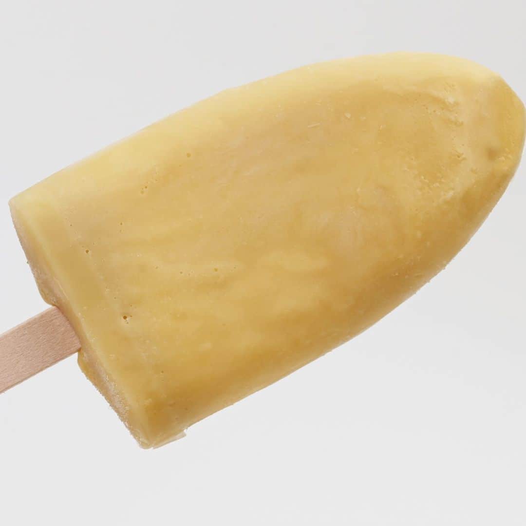 アイスマン福留さんのインスタグラム写真 - (アイスマン福留Instagram)「【鬼うま】バナナ果汁を11%使用した本格派のバナナアイスと北海道産生クリームを配合した"ねっとり食感"でコク深いミルクアイスの組み合わせは間違いないおいしさ！例えるなら「バナナシェイク」のようなやさしい味です🍌🥛✨バナナ好きは鬼リピ案件。ファミマル『ねっとり濃厚 バナナ&ミルクバー』（製造は赤城乳業）バナナー？！の皆様、お近くのファミマで探してみてください！😉  #バナナアイス #バナナ #アイスバー #バナナシェイク #ミルクアイス #バナナミルク #ファミマル #ファミリーマート #もったいないバナナ #アイスマニア #アイスマン福留 #icecream #JapaneseIceCream #icecreamlover #icecreamtime #icecreamday #icecreamlove #icecreamporn #JapaneseIceCream #foodporn #foodie #instafood #foodstagram #yummy #yum #delicious #foodphotography」9月1日 9時24分 - iceman_ax