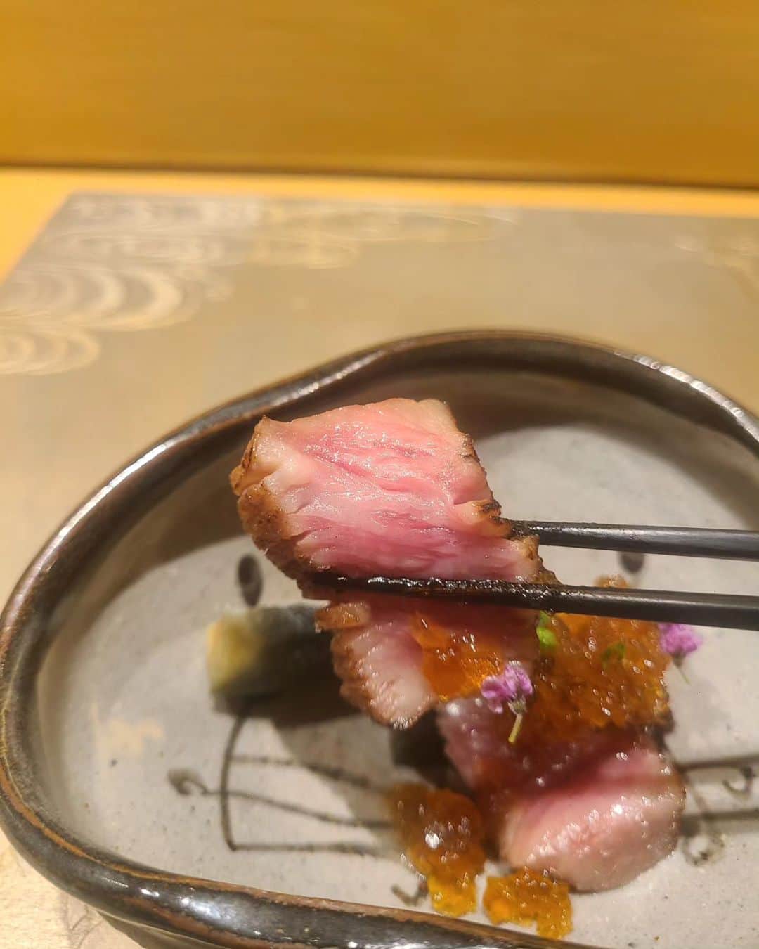 今堀恵理さんのインスタグラム写真 - (今堀恵理Instagram)「北新地にある「肉割烹ふたご」 @nikukappou_kitashinchi  に少し前に行って来ました  一緒に行ったのは @izumi_ninokata と♡ この日も楽しかった～  沢山お肉を食べれない方もここなら重くなく食べれます 【おまかせ 極コース】を食べました  ここ上品でとても良かったよ✨  #肉割烹ふたご #北新地グルメ #グルメ女子 #wagyu #肉食女子」9月1日 9時26分 - eriimahori