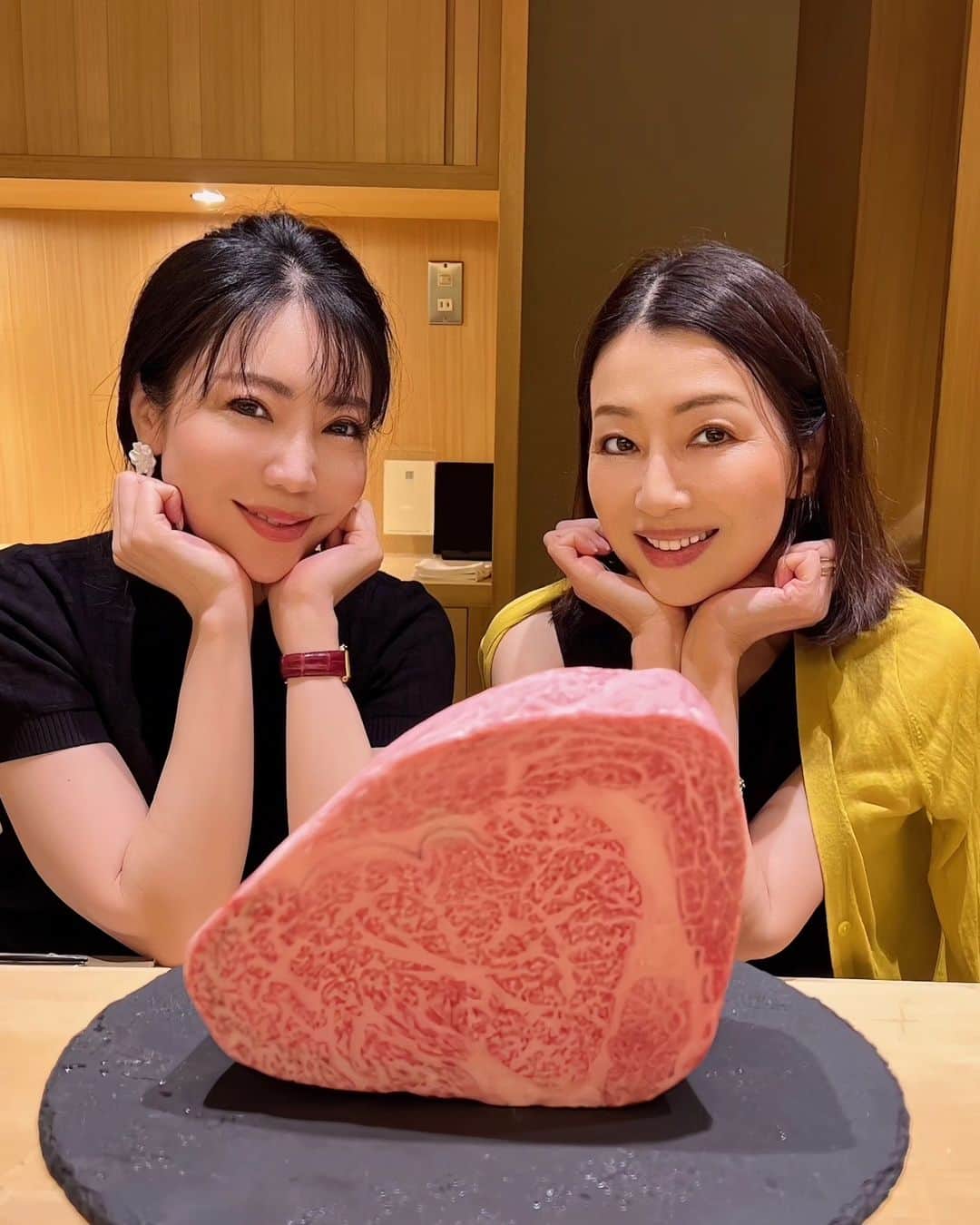 のインスタグラム：「北新地にある「肉割烹ふたご」 @nikukappou_kitashinchi  に少し前に行って来ました  一緒に行ったのは @izumi_ninokata と♡ この日も楽しかった～  沢山お肉を食べれない方もここなら重くなく食べれます 【おまかせ 極コース】を食べました  ここ上品でとても良かったよ✨  #肉割烹ふたご #北新地グルメ #グルメ女子 #wagyu #肉食女子」