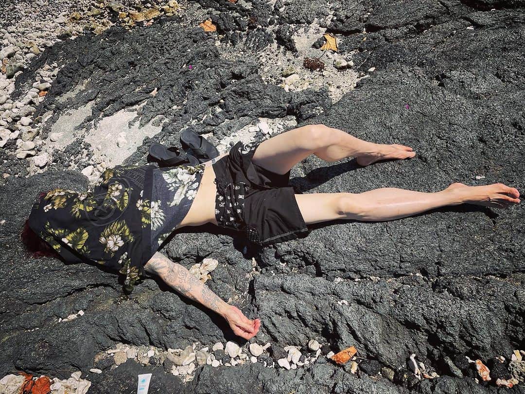 SUGIZOさんのインスタグラム写真 - (SUGIZOInstagram)「大自然の岩盤浴。極上☀️最幸🤣」9月1日 9時26分 - sugizo_official