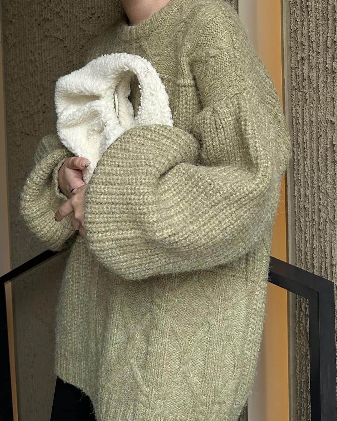 kannnaのインスタグラム：「ピスタチオちゃん🌱 ウール入りで暖かいから 冬も愛用できるヨ😗🧤  袖のタックや編みの立体感に こだわっててルーズに でもルーズになりすぎず着れます♡」
