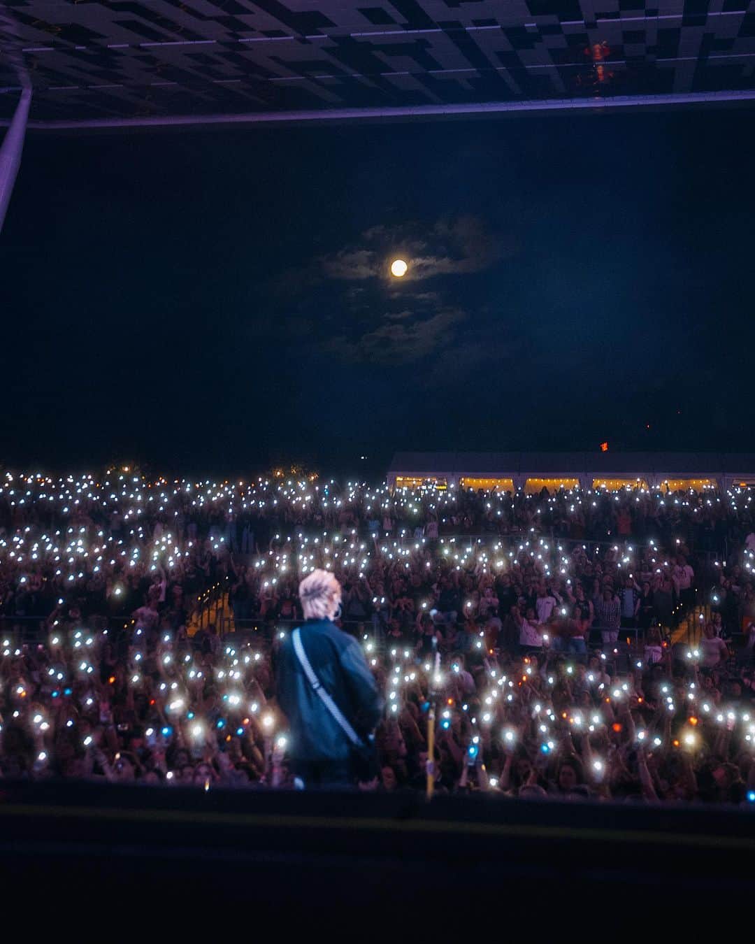 5 Seconds of Summerさんのインスタグラム写真 - (5 Seconds of SummerInstagram)「A blue moon over Indianapolis with a sprinkling of magic from Minneapolis 💙」9月1日 9時37分 - 5sos