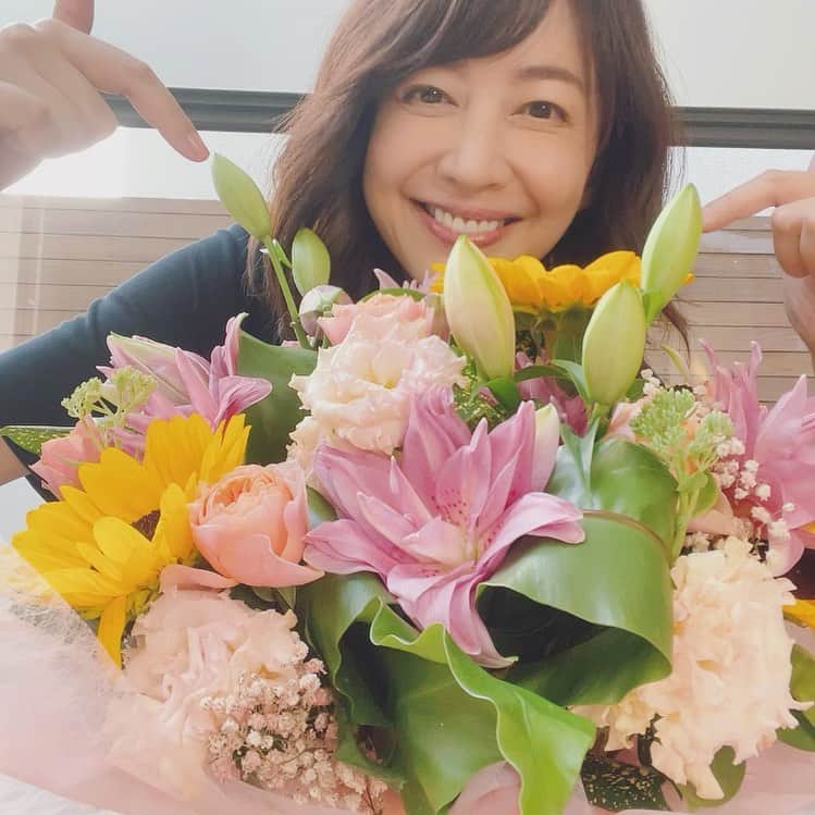 森口瑤子のインスタグラム：「. . さて、こちらはある撮影現場でいただいたお誕生日のお花です。 どうやら、始まるようですねえ。 . @aibou_official」