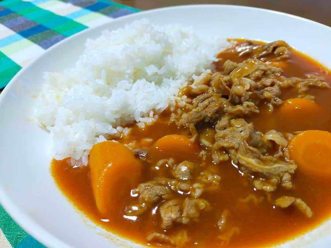 大河壮太さんのインスタグラム写真 - (大河壮太Instagram)「夕ご飯  ハヤシライス。 時間なくてチャッチャと作ったら美味しいけど物足りない感じした。  牛肉400g700円 玉ねぎ1個30円 にんじん小4本100円 ハヤシルー130円  2人3食分960円  #夫婦飯 #宮城 #仙台 #移住 #お野菜太郎」9月1日 9時39分 - 0831taro