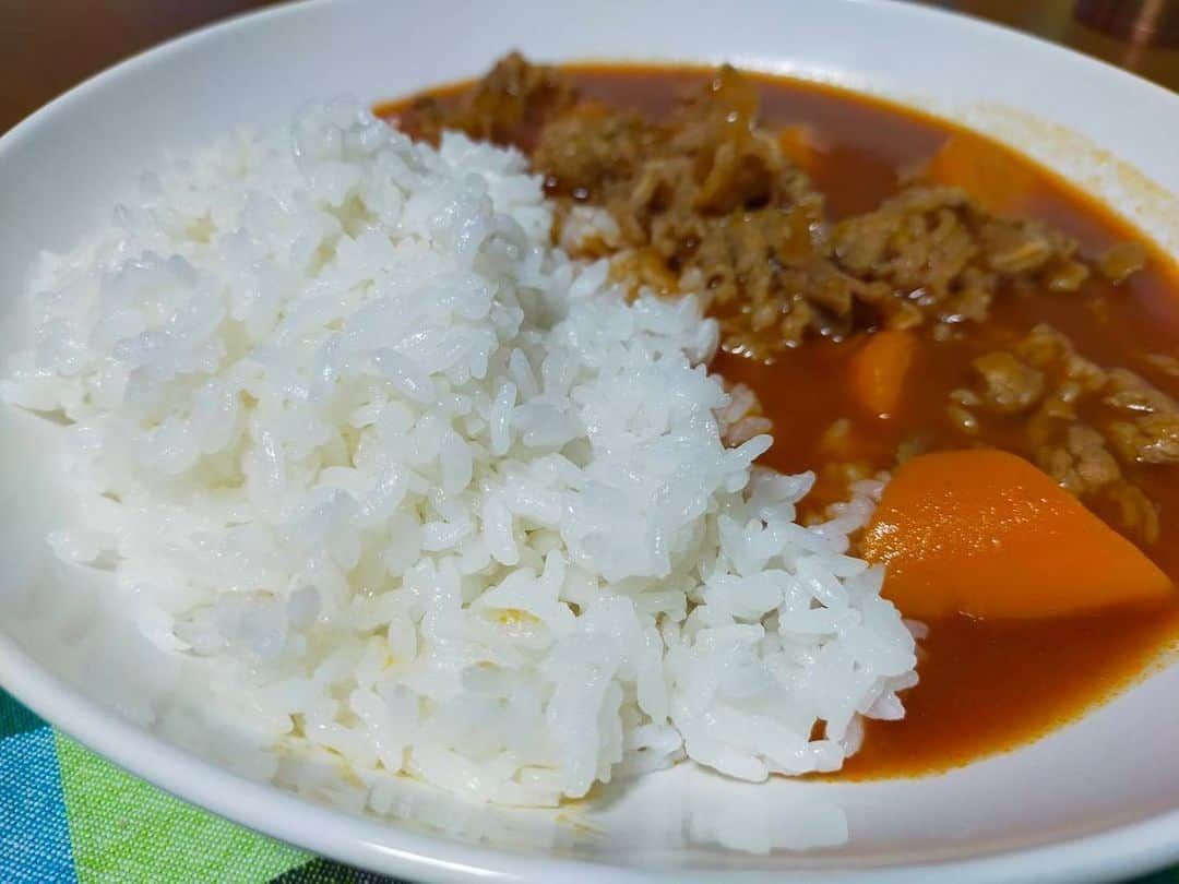 大河壮太さんのインスタグラム写真 - (大河壮太Instagram)「夕ご飯  ハヤシライス。 時間なくてチャッチャと作ったら美味しいけど物足りない感じした。  牛肉400g700円 玉ねぎ1個30円 にんじん小4本100円 ハヤシルー130円  2人3食分960円  #夫婦飯 #宮城 #仙台 #移住 #お野菜太郎」9月1日 9時39分 - 0831taro