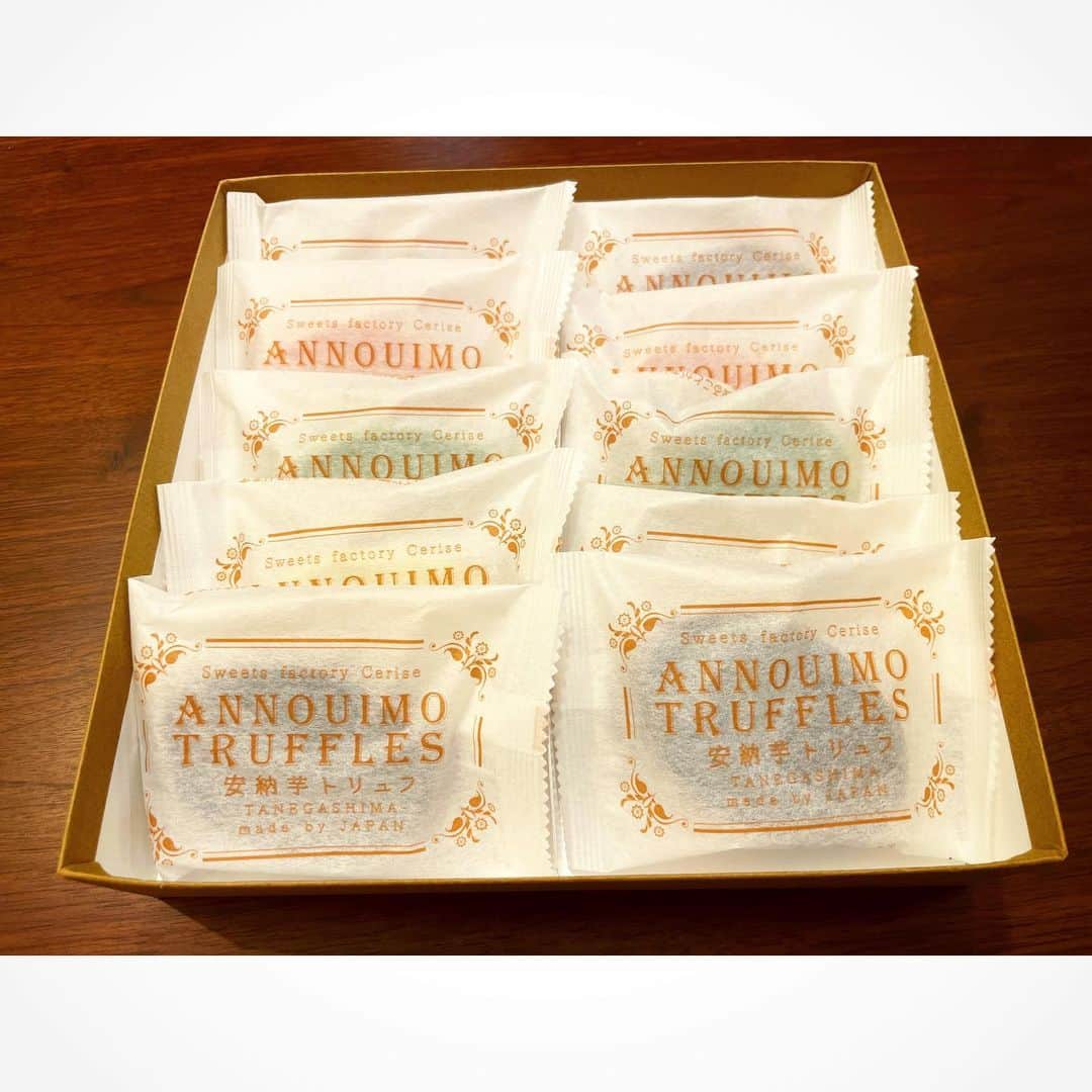 田中良子さんのインスタグラム写真 - (田中良子Instagram)「大阪の洋菓子店 @sweetsfactorycerise の安納芋トリュフチョコレート10種アソート🍠  チョコも大好き、芋も大好きなんで、前から気になってたんですが、 濃厚❣️甘くて美味し〜🍠❤️✨  種子島産、糖度40度の安納芋を使用したスイートポテトを 本場ベルギー産チョコで包んだ贅沢なトリュフ✨  チョコは、 プレーン・いちごチョコ・抹茶チョコ・ホワイトチョコ・キャラメルの5種類🍫  冷やしてパリッとしたチョコと冷た〜いお芋さんももちろん美味しいですが、  私のおすすめは、レンジで10秒くらい温めると、もう最強です👏👏 とろ〜っとしたチョコに、濃厚でねっとりとした食感のお芋さんの相性が抜群❣️  個包装がかわいらしくて、ギフトにもぴったりです🎁  9/4まで近鉄百貨店四日市で催事も行われているということで是非🫶  #安納芋トリュフ #スイーツファクトリースリーズ #sweetsfactorycerise #大阪スイーツ #堺スイーツ #チョコレート #安納芋 #敬老の日 #ギフト」9月1日 9時45分 - tanakaryoko102