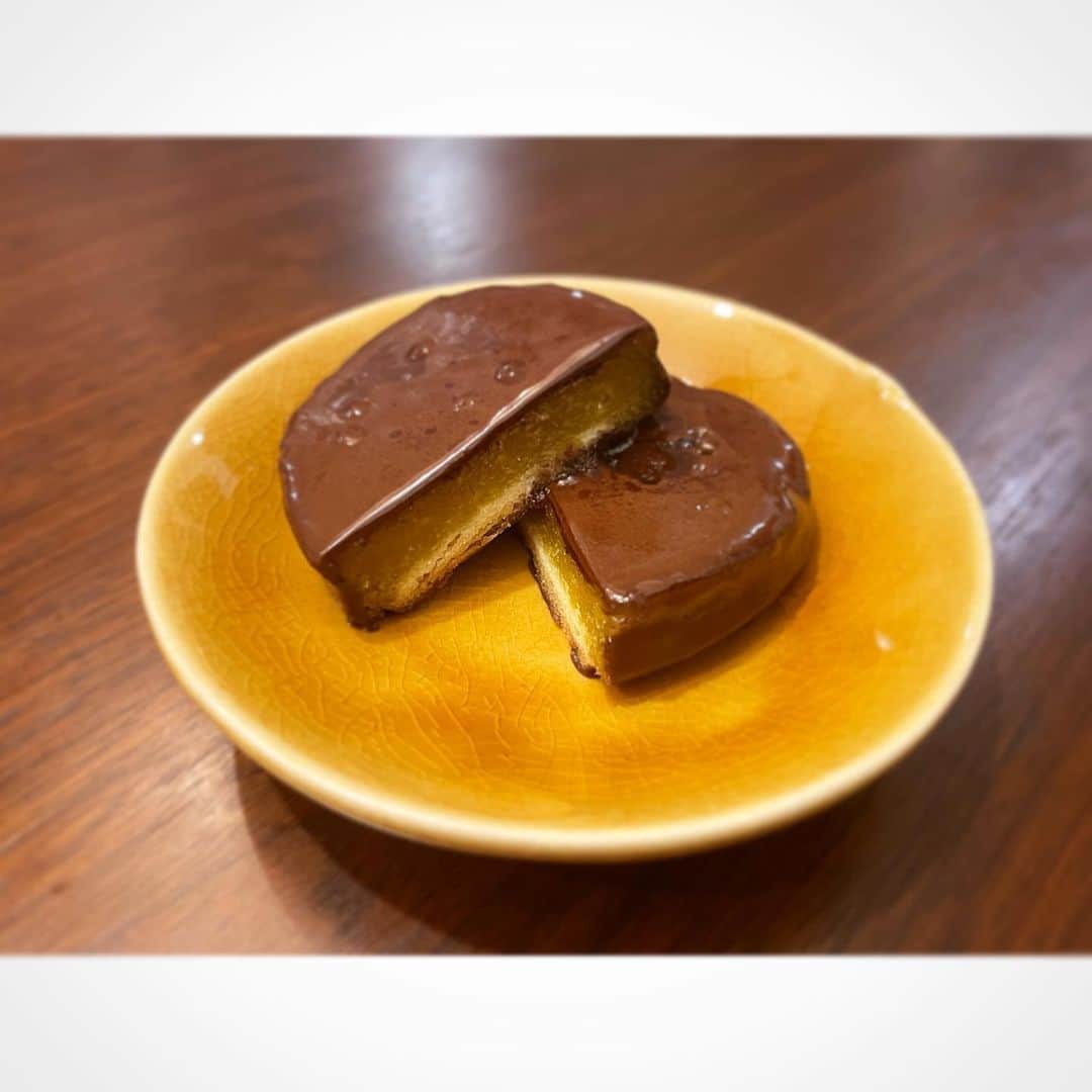 田中良子のインスタグラム：「大阪の洋菓子店 @sweetsfactorycerise の安納芋トリュフチョコレート10種アソート🍠  チョコも大好き、芋も大好きなんで、前から気になってたんですが、 濃厚❣️甘くて美味し〜🍠❤️✨  種子島産、糖度40度の安納芋を使用したスイートポテトを 本場ベルギー産チョコで包んだ贅沢なトリュフ✨  チョコは、 プレーン・いちごチョコ・抹茶チョコ・ホワイトチョコ・キャラメルの5種類🍫  冷やしてパリッとしたチョコと冷た〜いお芋さんももちろん美味しいですが、  私のおすすめは、レンジで10秒くらい温めると、もう最強です👏👏 とろ〜っとしたチョコに、濃厚でねっとりとした食感のお芋さんの相性が抜群❣️  個包装がかわいらしくて、ギフトにもぴったりです🎁  9/4まで近鉄百貨店四日市で催事も行われているということで是非🫶  #安納芋トリュフ #スイーツファクトリースリーズ #sweetsfactorycerise #大阪スイーツ #堺スイーツ #チョコレート #安納芋 #敬老の日 #ギフト」