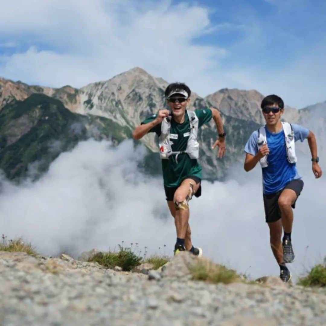 鏑木毅さんのインスタグラム写真 - (鏑木毅Instagram)「白馬の八方尾根を山岳ランナーの上正原正人選手と走りました。 有名大学を卒業後 多くの同期が大手企業に入社という安定した道を進むなか、 未知なる山岳 プロランナーとして 白馬へ移住。 そんな彼がどんな考えを持ち、 夢を抱いているのか それがどうしても知りたくて 白馬へ彼に会いに。 彼からは 忘れかけていた 夢を持つことの 大切でさやその 意味 を改めて思い出せてくれました 。 ヨーロッパ遠征 直後のお疲れの中お会い頂き有り難かったです。 また1人応援したくなる若者が増えました。 先日の 秋山穂乃果選手といい痛感したのは 小学校や 子供の頃の 体験や 考え方というものが その後の人生を大きく左右する ということ。 改めて小学校5年生になる私の娘にもしっかり向き合わなければいけないなと、 この素敵なお二人に会うことで 痛感 いたしました。 #トレイルランニング #上正原真人 #鏑木毅 #ランプラストレイル #白馬トレイル #八方尾根 #thenorthfacejapan #tnfjp #thenorthfaceathlete #thenorthface #goldwin #gontex #アスタビータスポーツ #essサングラス #トレイル」9月1日 9時45分 - tsuyoshikaburaki