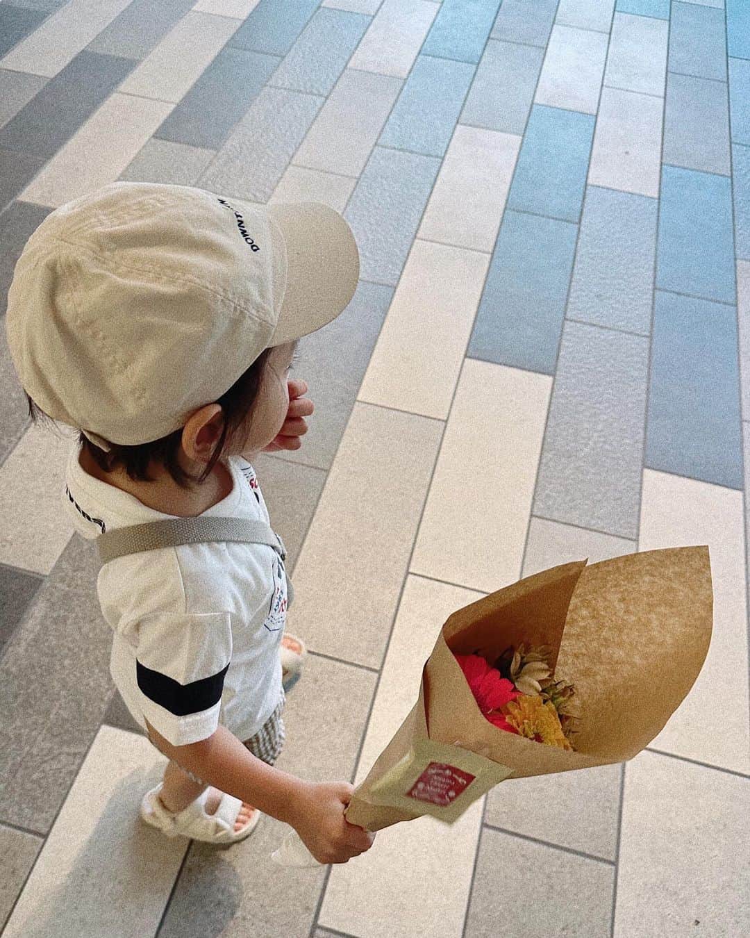 瀬戸サオリのインスタグラム：「息子がお花買いたいと 言ってたので 選んでもらいました🥰🌼  荷物も必ず持ってくれて ママお花どうぞ💐🩷 とか言ってくれて 萌え&激かわすぎて ずっと3歳でいてほしい☺️笑  ずっーとこのまま そばにいてくれないかな🥹🫰🏼笑。  #息子とお花」