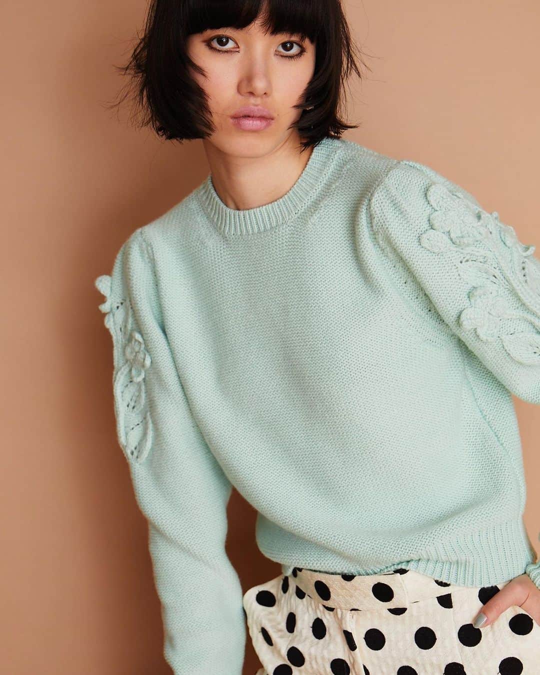 のインスタグラム：「❄︎ .  《 KEITAMARUYAMA 2023 Autumn & Winter Collection 》  「Love Me Tender」  「やさしく愛して」という意味を持つこの言葉、 多くの人は、エルビス・プレスリーの曲を思い浮かべるでしょう。  まさに、その曲からインスパイアされたコレクション。  ロカビリーやR＆Bを愛するTEDDY BOYのスタイルをベースに、 レディライクとハンサムウーマンの2つのテイストを軸に1950年代の気分で構成されています。  #keitamaruyama  #2023AW #lovemetender」