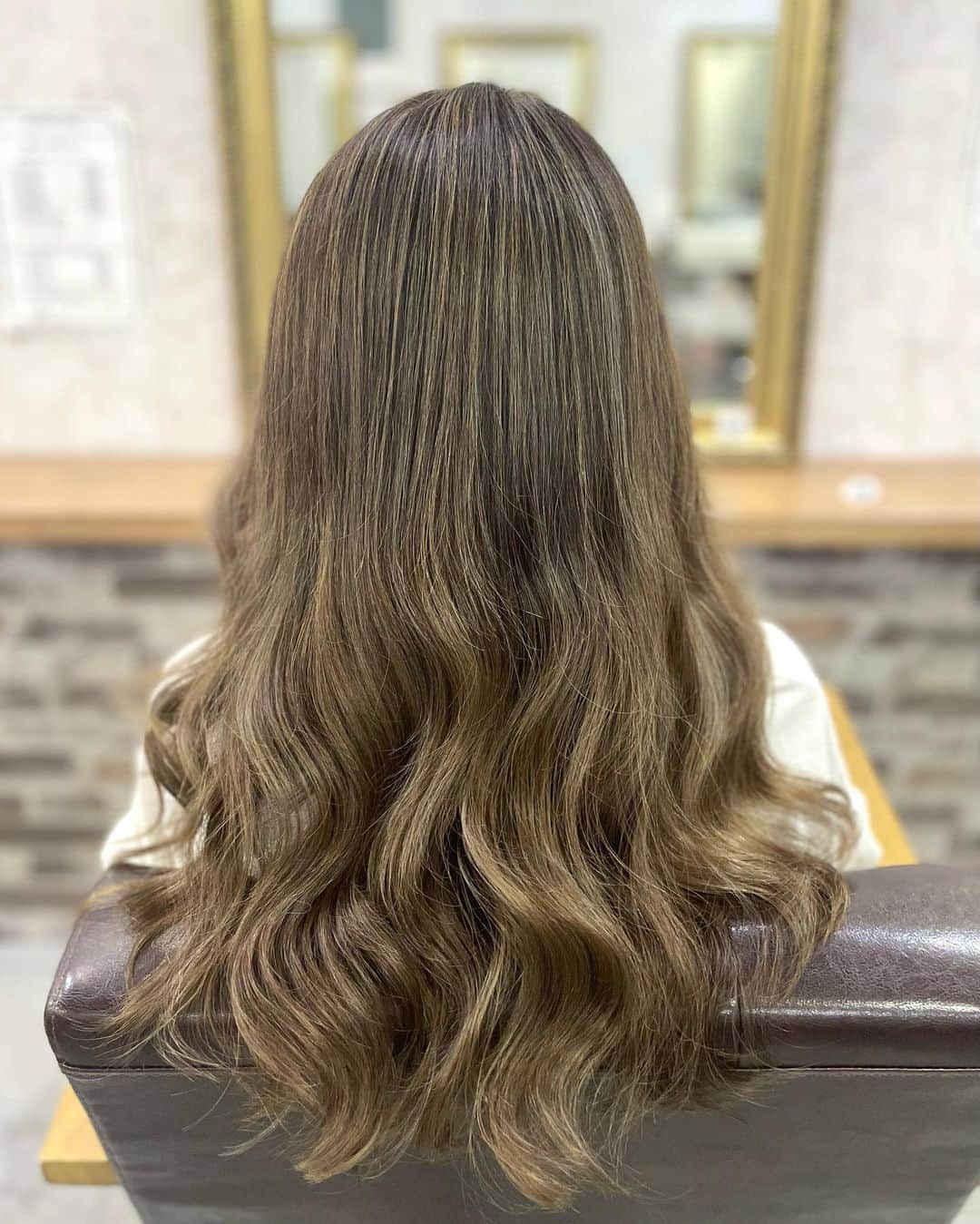 salon PRATiNO(サロンプラチノ)さんのインスタグラム写真 - (salon PRATiNO(サロンプラチノ)Instagram)「.  before：毛先にかけてブリーチと ハイライトが伸びていた状態  表面を中心に細かめのハイライトを入れて 動きが出るようにしました💞 暗めのベースから 一気に華やかな雰囲気に変身◎  グレイカラーの方にも白髪ぼかしとして コントラストカラーはオススメです😊  . . . #hair#pratino#clavis#ハイトーン#韓国ヘア#デジパ#縮毛矯正#名古屋美容院#栄美容院#ショートカット#ウルフカット#透明感カラー#クラビス#酸熱トリートメント#ダメージ毛#ヘアサロン#女性スタッフのみ#ボヤージュコスメ #白髪染め#ペールカラー#エクステ#シールエクステ#ヘアメ#アイブロウ#メンズアイブロウ#メイク#ファイバープレックス」9月1日 9時51分 - clavis_pratino