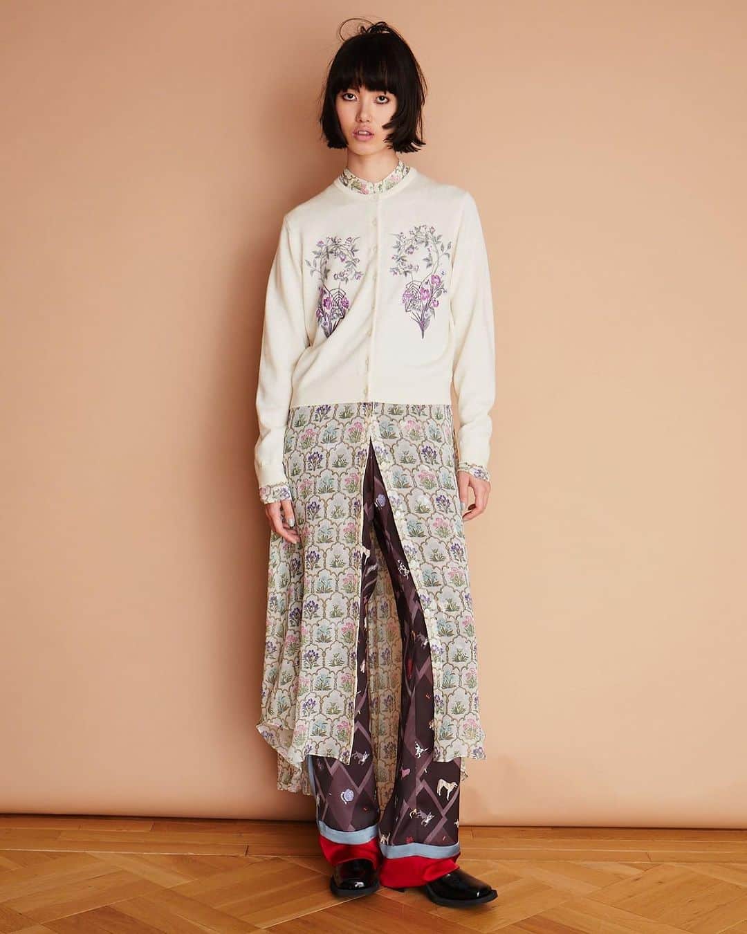 のインスタグラム：「💐 .  《 KEITAMARUYAMA 2023 Autumn & Winter Collection 》  「Love Me Tender」  「やさしく愛して」という意味を持つこの言葉、 多くの人は、エルビス・プレスリーの曲を思い浮かべるでしょう。  まさに、その曲からインスパイアされたコレクション。  ロカビリーやR＆Bを愛するTEDDY BOYのスタイルをベースに、 レディライクとハンサムウーマンの2つのテイストを軸に1950年代の気分で構成されています。  #keitamaruyama  #2023AW #lovemetender」